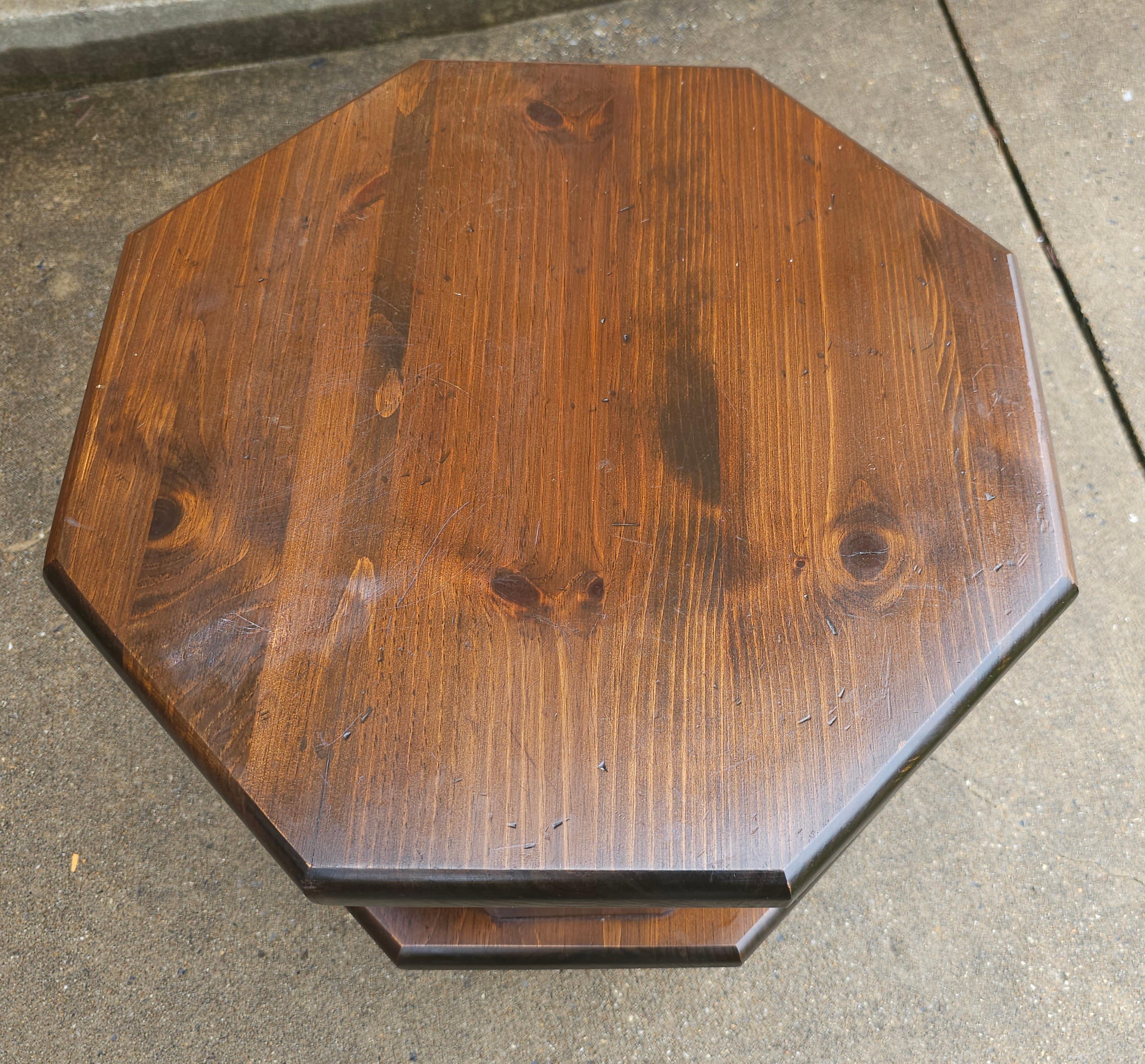 Mid Century Antiqued Pine Two-Tier Octogonal Side Table In Good Condition For Sale In Germantown, MD