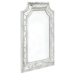 Miroir vénitien ancien du milieu du siècle dernier avec détails gravés et biseautés