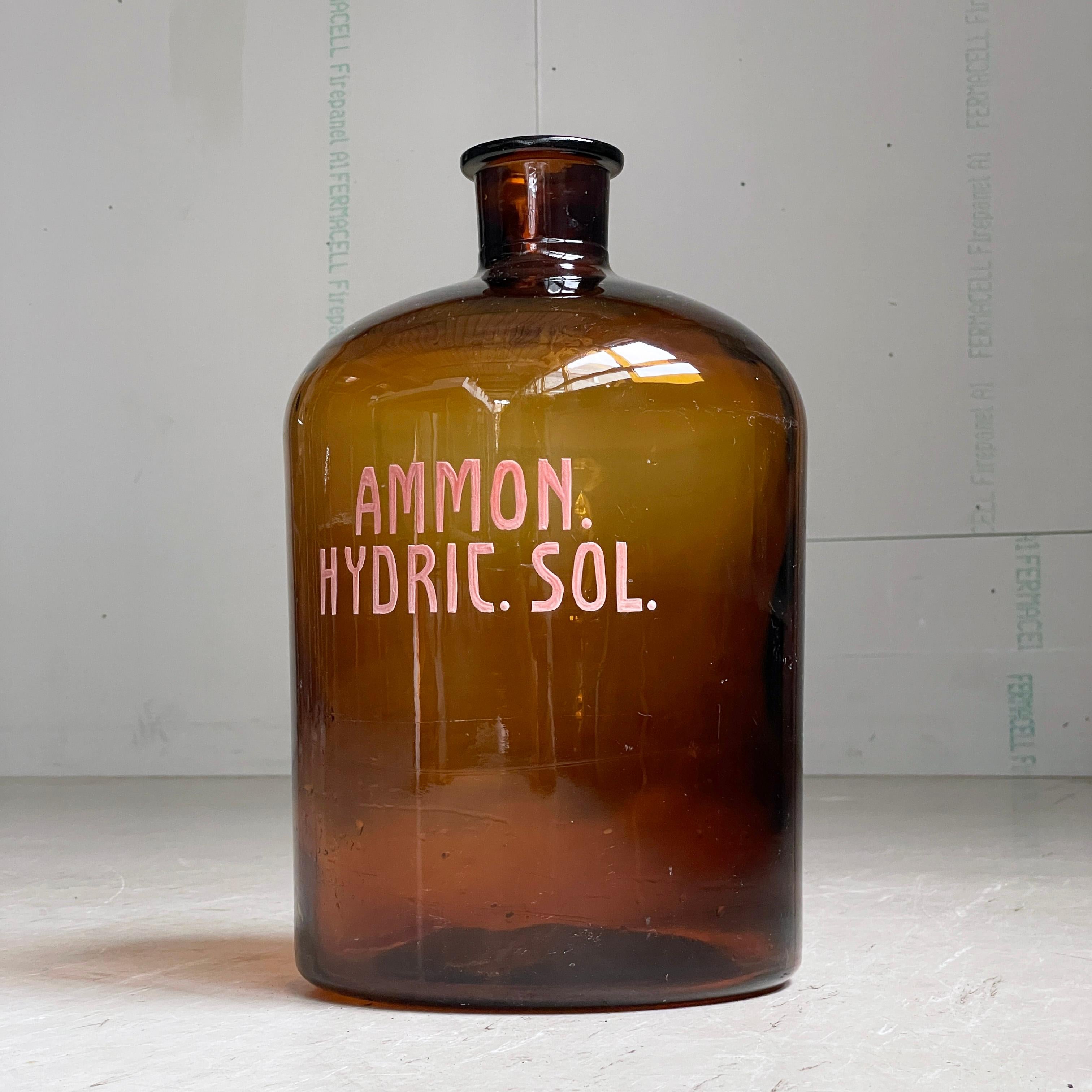 Große Braunglas-Apothekerflasche mit Ammoniumhydroxidlösung.
Anfang bis Mitte des 20. Jahrhunderts Apothekerflasche - AMMON. HYDRIC. SOL 
10 Liter Fassungsvermögen. 
Hervorragendes Dekorationsobjekt oder Vase für Blumen.
Es wird angenommen, dass er