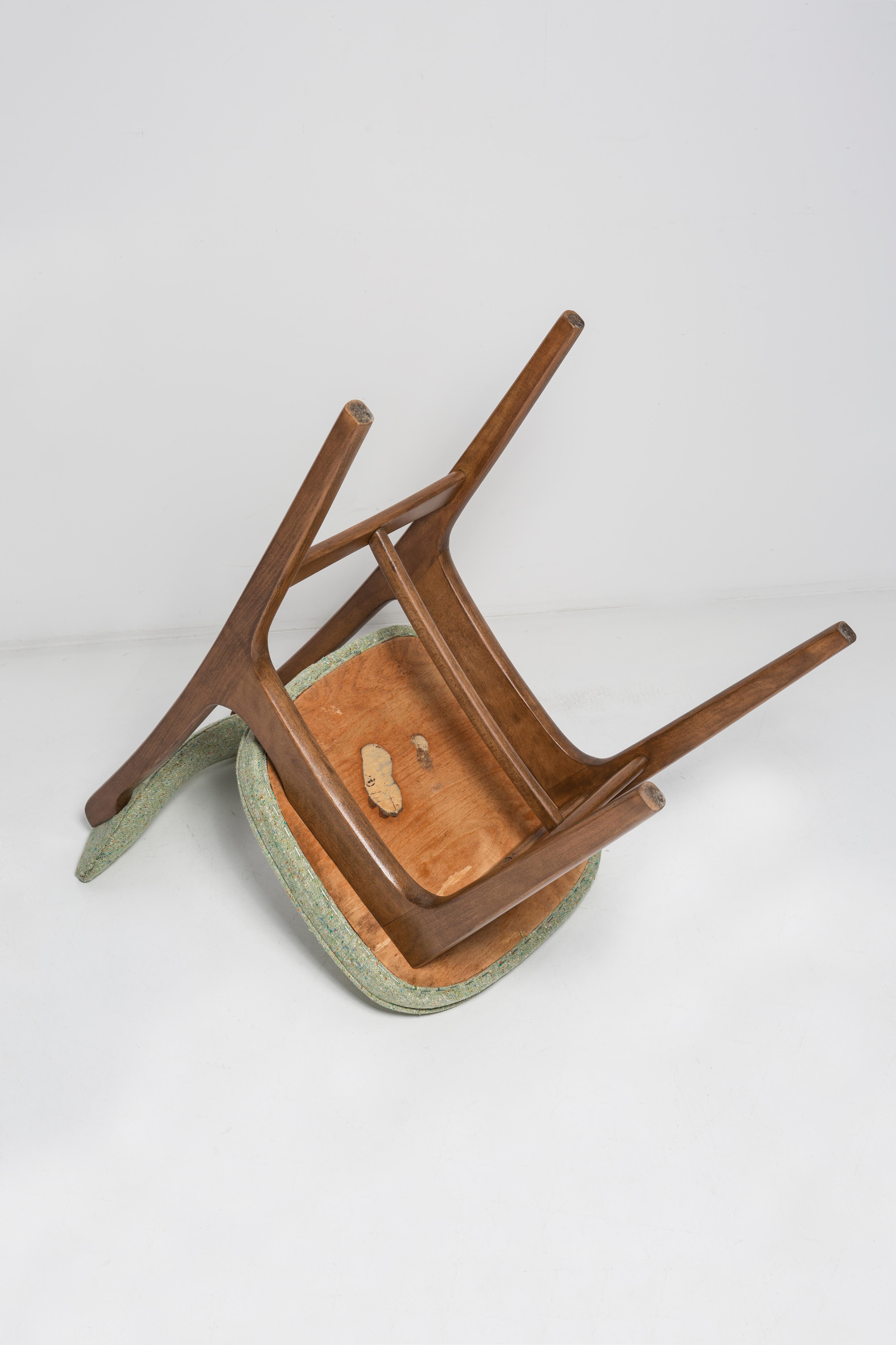 Mid Century Apple Green Wool Chair, Walnut Wood, Rajmund Halas, Poland, 1960s For Sale 1