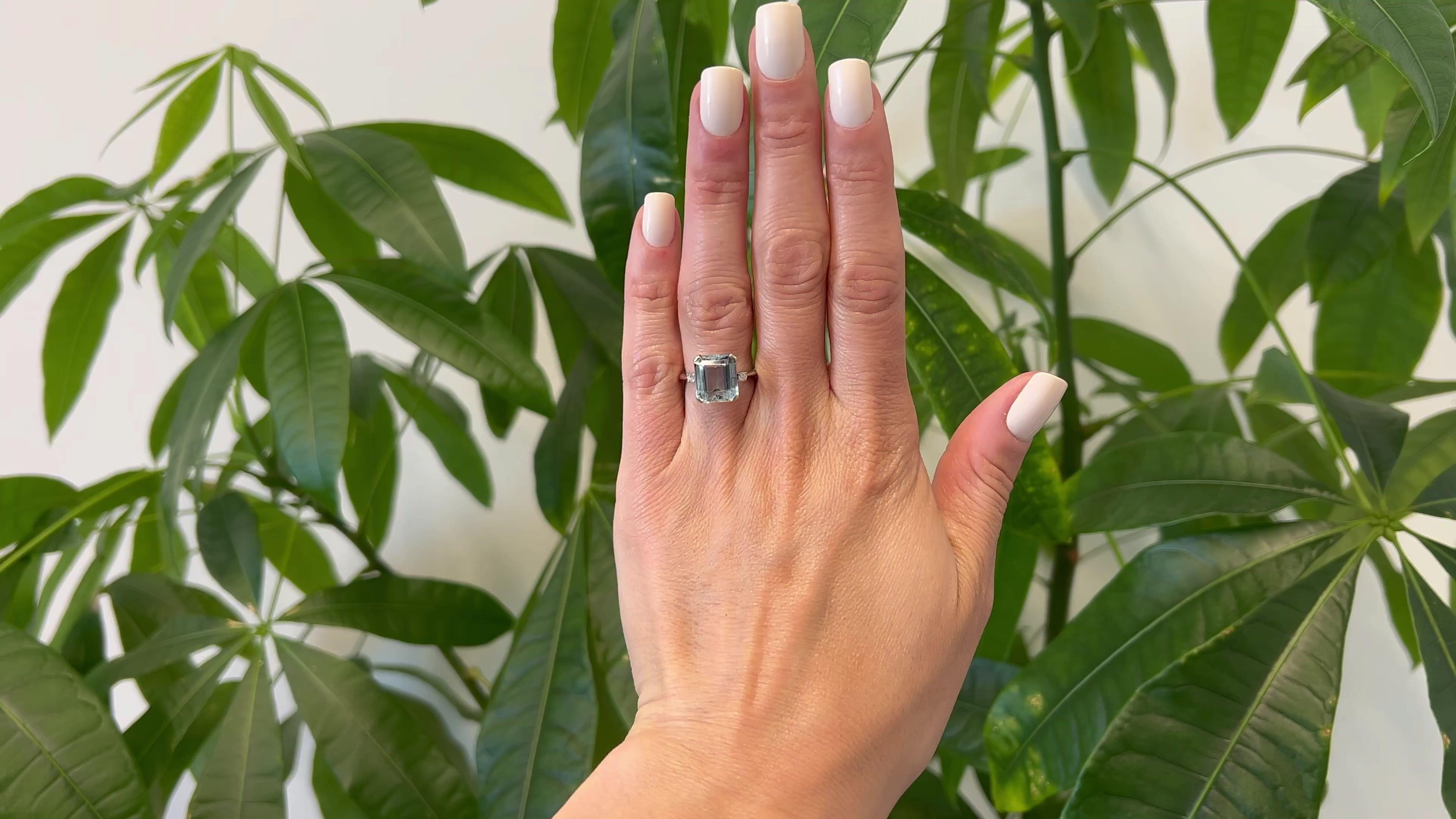 Ein Mid Century Aquamarin und Diamant 14k Weißgold Ring. Mit einem achteckigen Aquamarin im Stufenschliff mit einem Gewicht von etwa 5.50 Karat. Akzentuiert durch zwei runde Diamanten im Brillantschliff mit einem Gesamtgewicht von ca. 0.10 Karat,