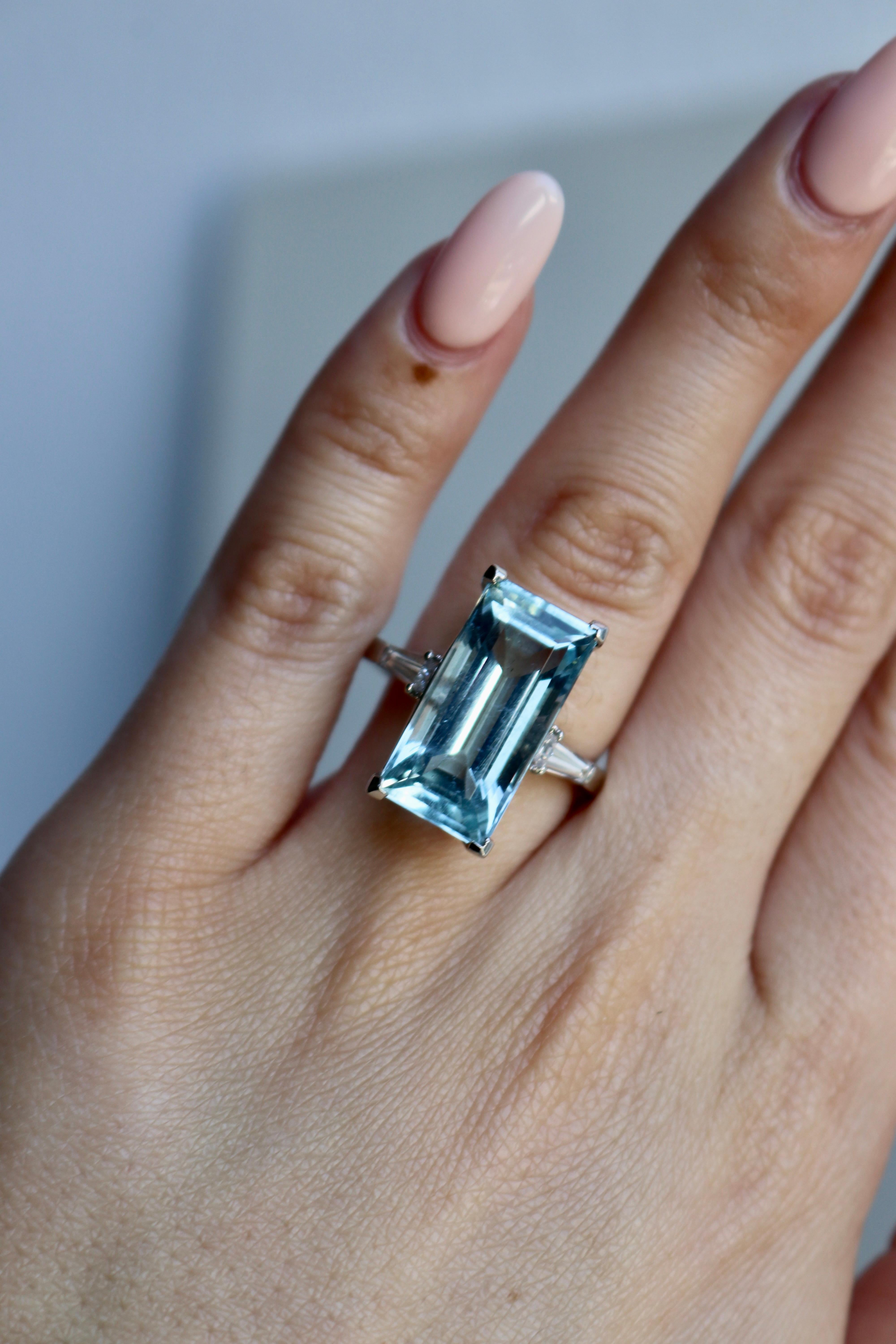 Women's or Men's Mid-Century Aquamarine Diamond Platinum Ring For Sale