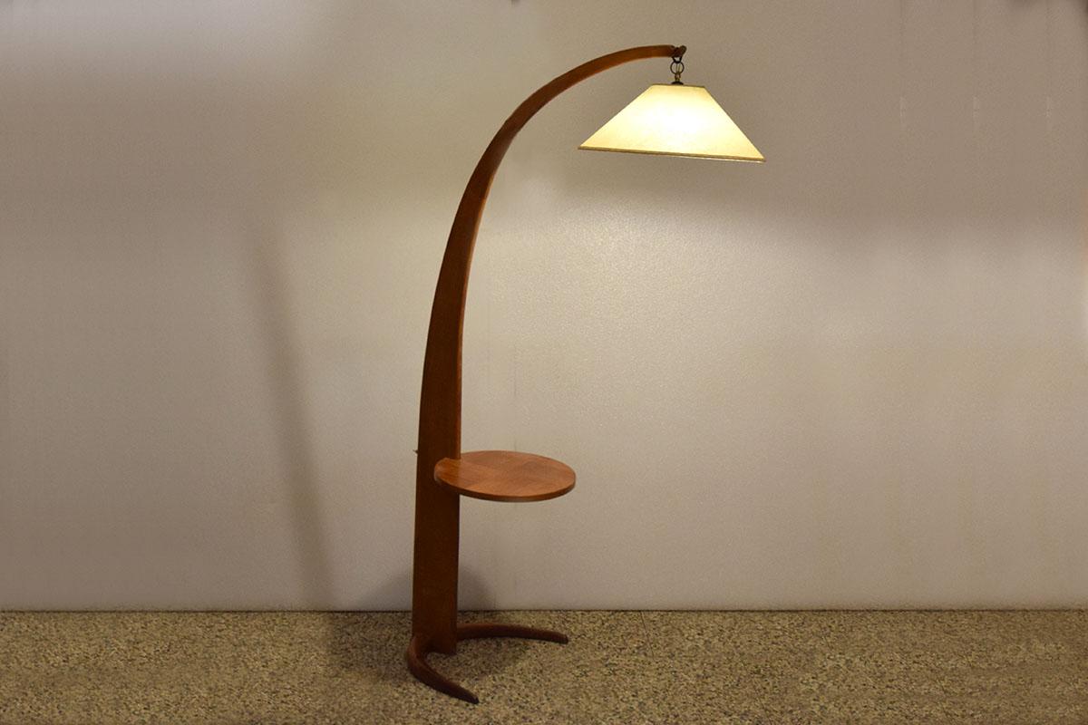 Mid-century arc floor lamp in wood For Sale 4