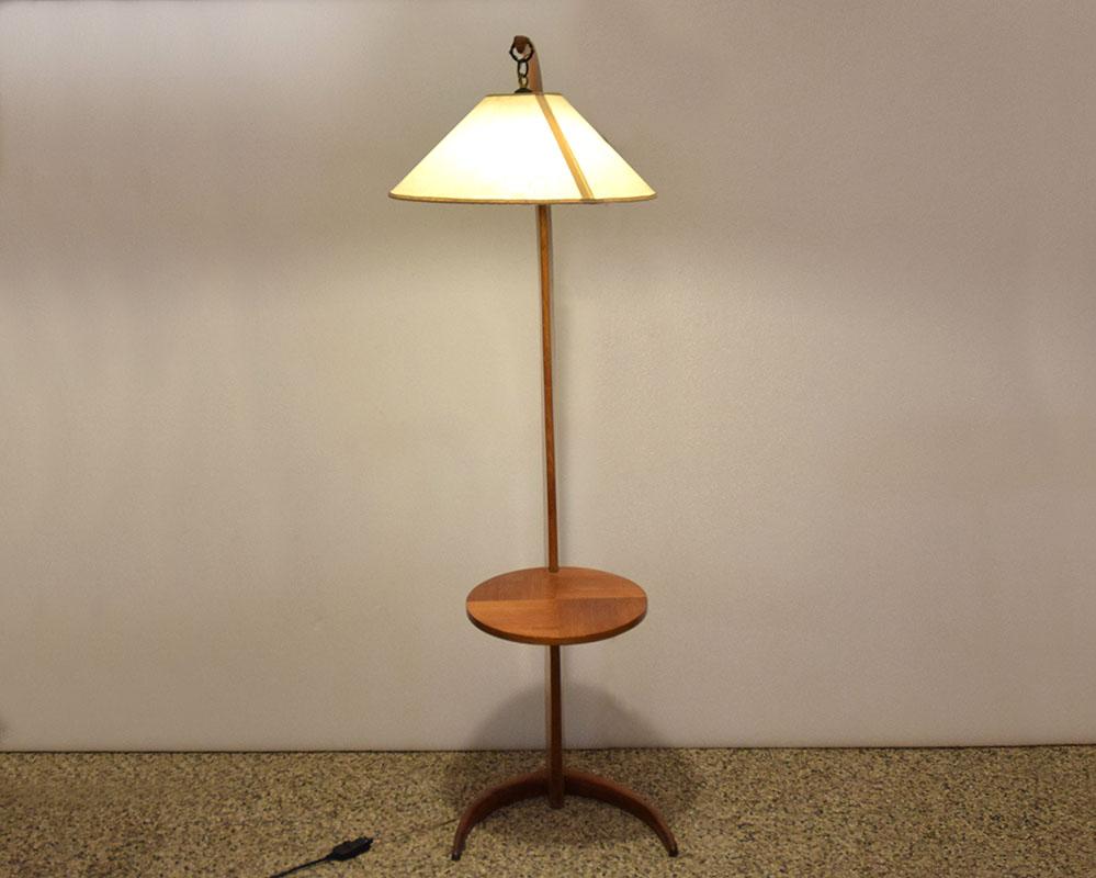 Wooden arc lamp with table, Italian production from the 1950s.
Solid wood structure with particular arched foot and built-in table, parchment lampshade.
In excellent condition.

