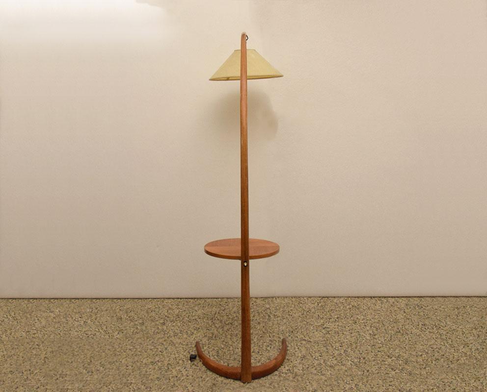 Mid-century arc floor lamp in wood In Excellent Condition For Sale In Parma, IT