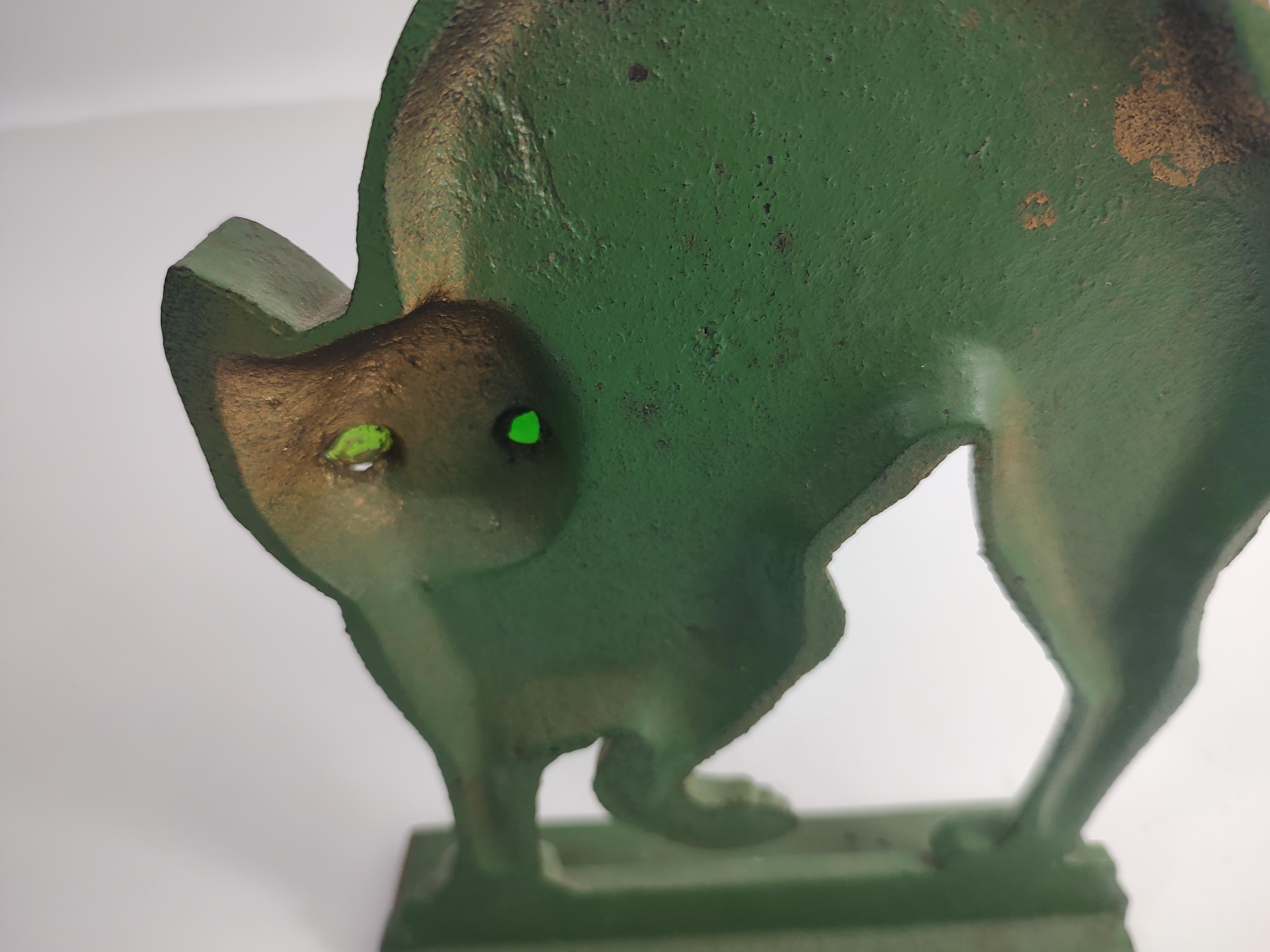 Moulage Butoir de porte mi-siècle en forme de chat arqué avec yeux en verre, peint en vert vieilli