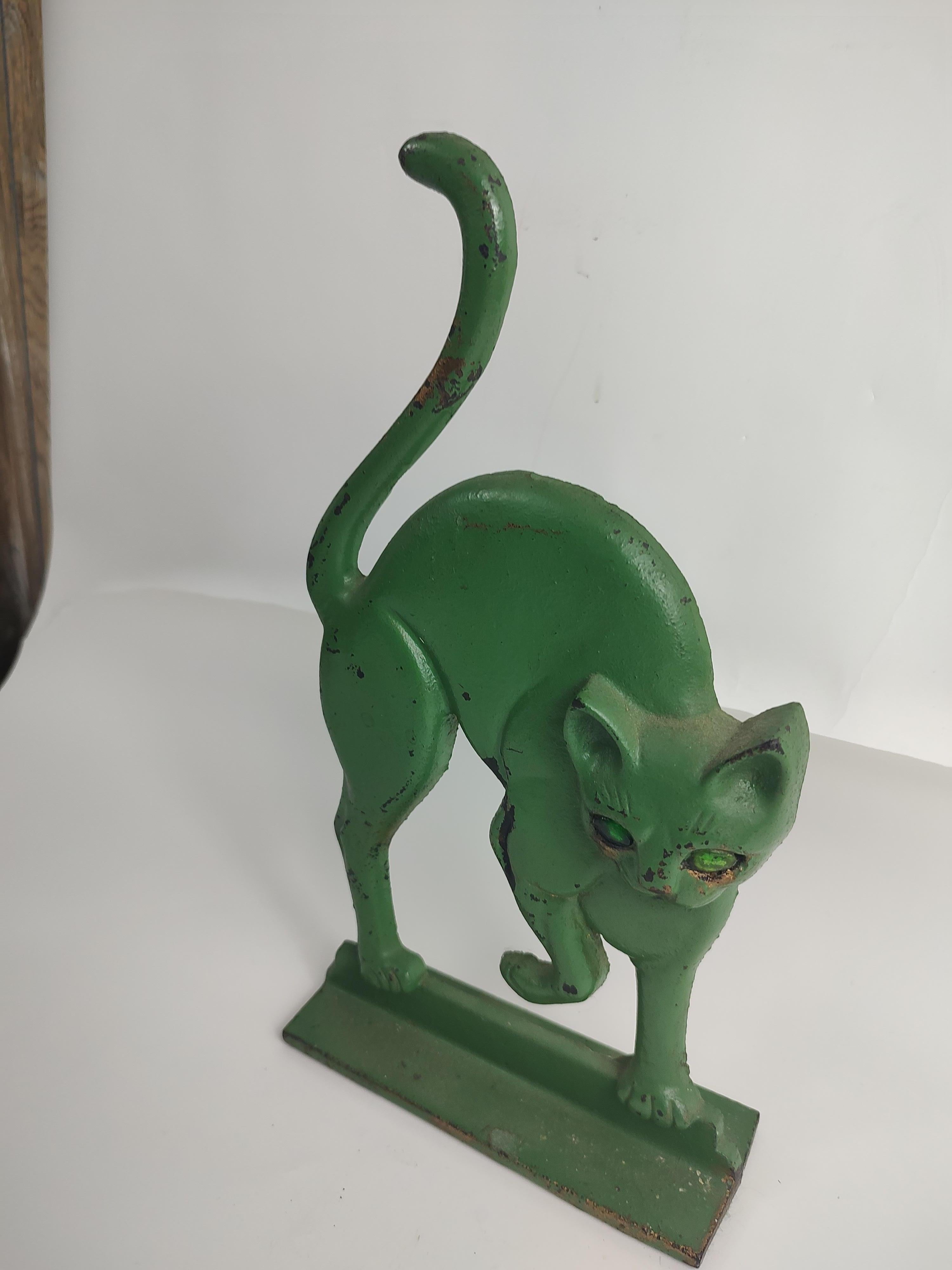 Milieu du XXe siècle Butoir de porte mi-siècle en forme de chat arqué avec yeux en verre, peint en vert vieilli