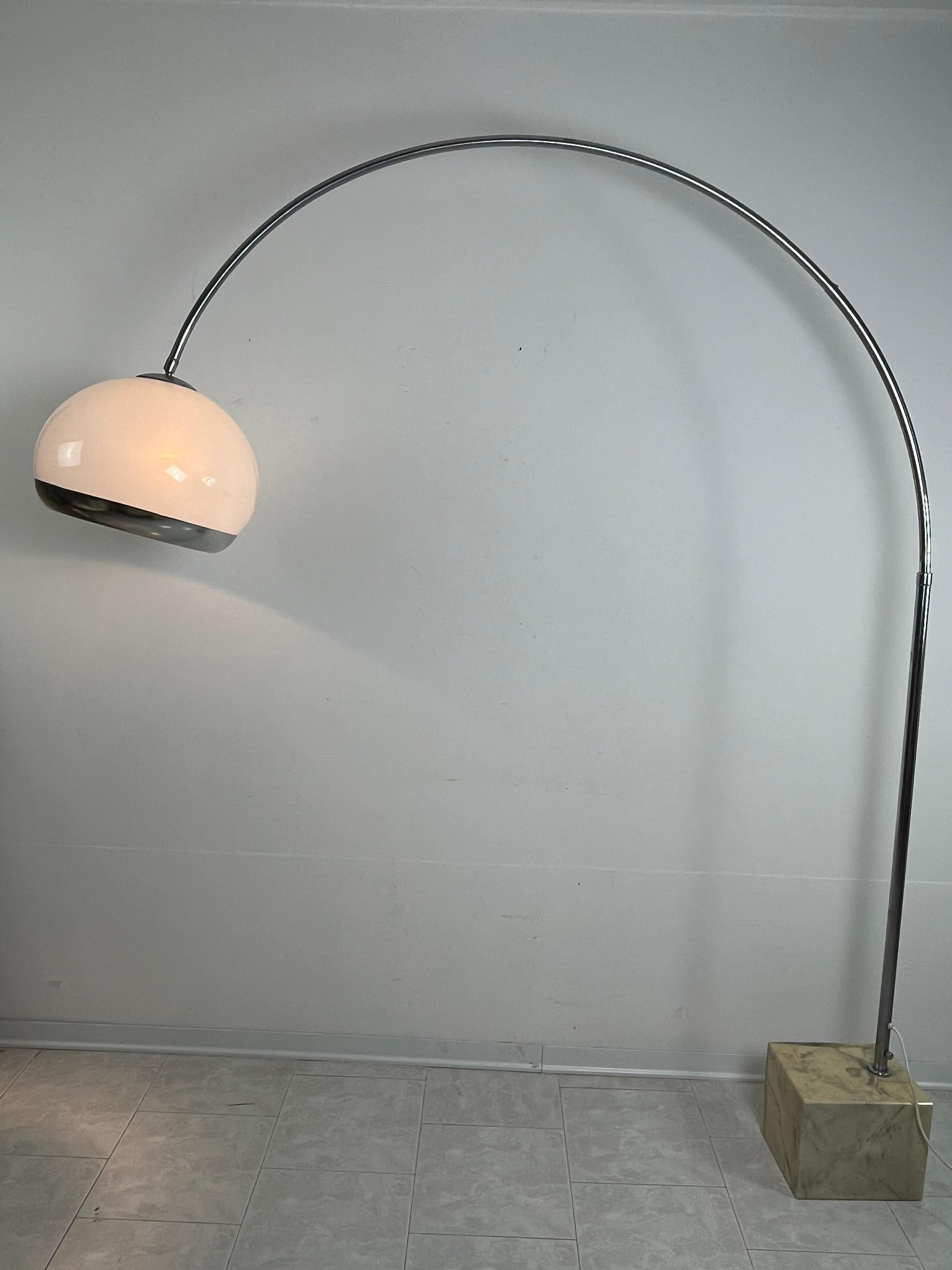 Mid-Century arched floor lamp by Harvey Guzzini 1970s
Acrylic and aluminum sphere, two E27 lamps with separate ignition, adjustable steel arch and
Carrara marble base.
Intact and in good condition, small signs of aging.

We guarantee adequate