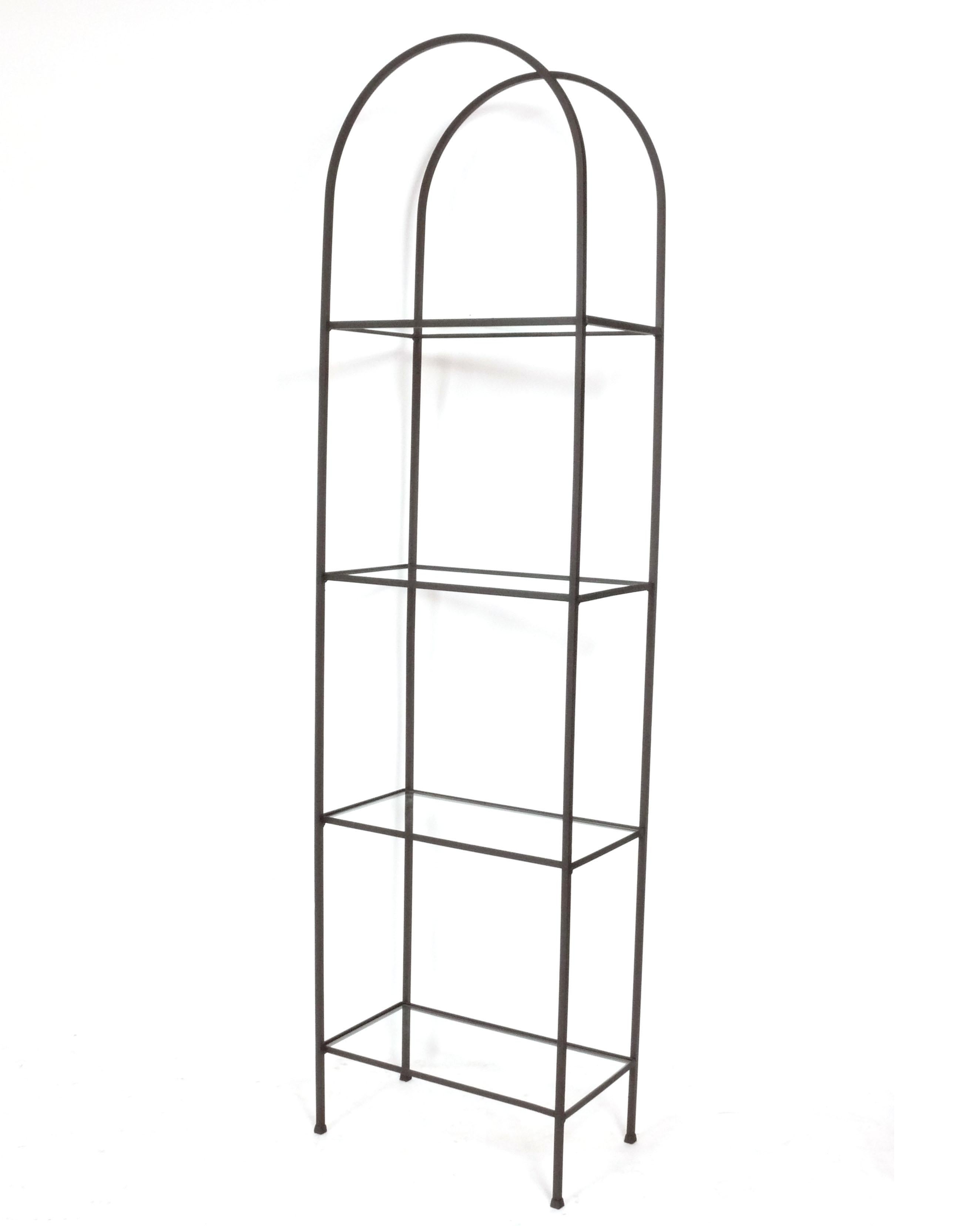 Selezione di vetrine o librerie in ferro ad arco della metà del secolo scorso, alla maniera di Paul McCobb o Frederic Weinberg, americani, anni '50 circa. Il prezzo è di $1300 ciascuno o $3000 per tutti e tre. 