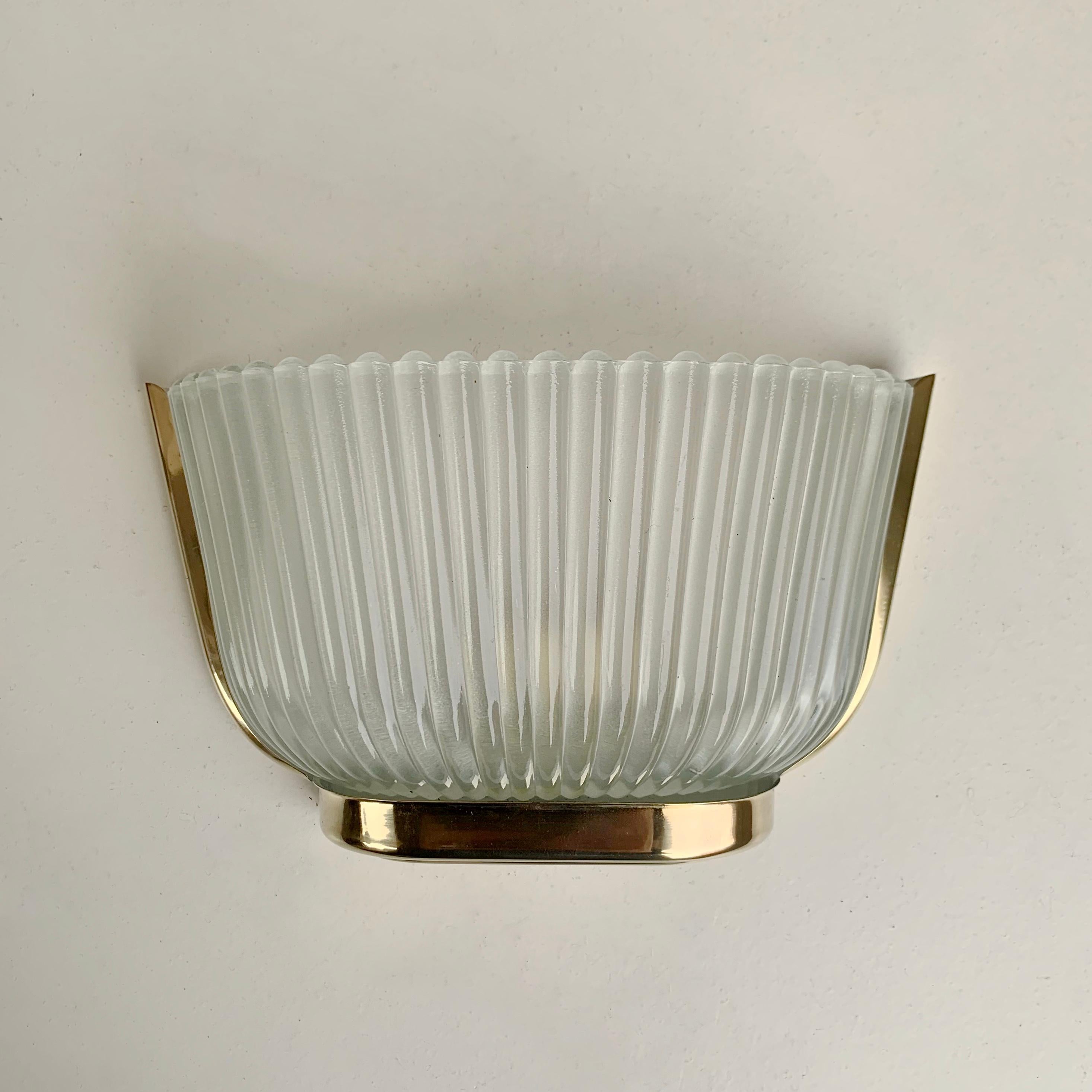 Nice Archimede Seguso sconce, circa 1940, Italy.
Polished brass, fluted Murano glass.
Rewired, one bulb.
Good condition.
Dimensions: 23 cm W, 15 cm H, 10 cm D.
All purchases are covered by our Buyer Protection Guarantee.
This item can be returned