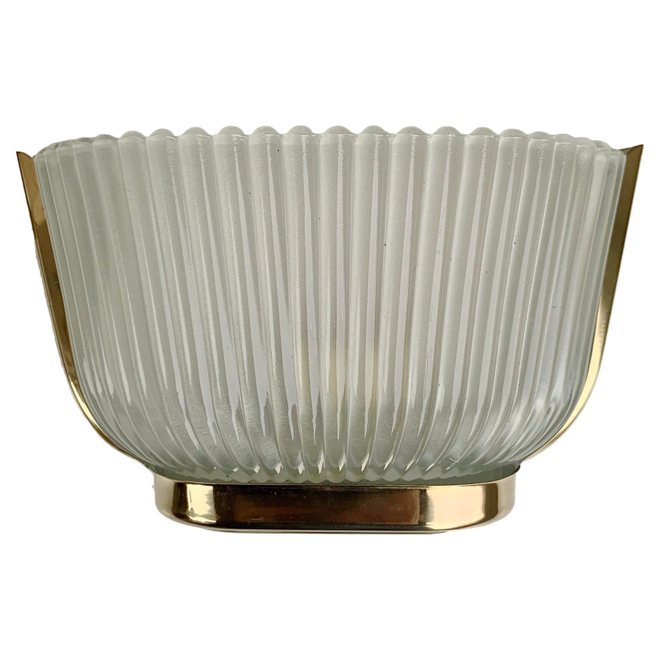 Belle applique Archimede Seguso, circa 1940, Italie.
Laiton poli, verre de Murano cannelé.
Recâblage, une ampoule.
Bon état.
Dimensions : 23 cm de large, 15 cm de haut, 10 cm de profondeur : 23 cm L, 15 cm H, 10 cm P.
Tous les achats sont couverts