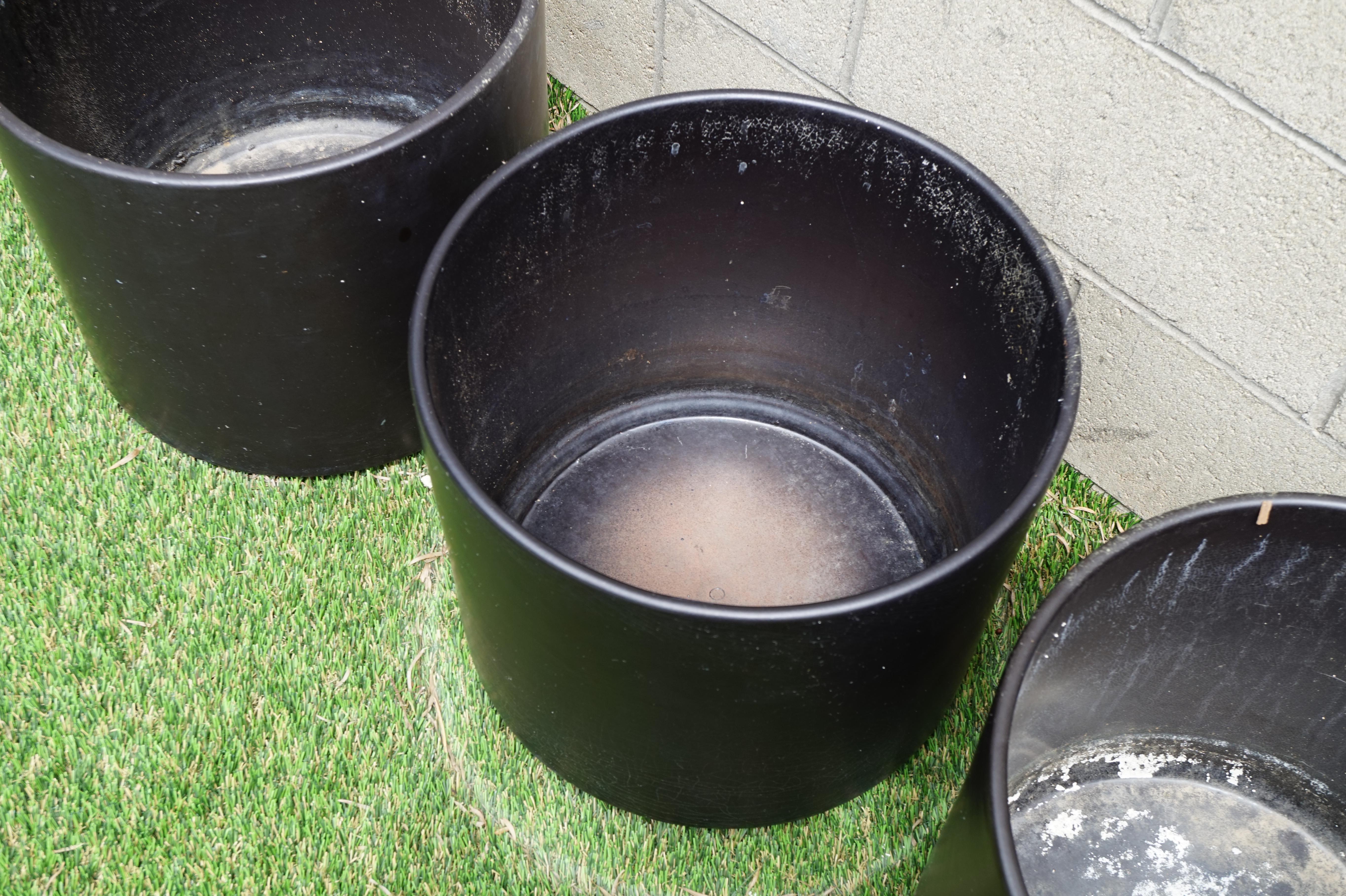 Midcentury Architectural Pottery Black Ceramic Planters by Gainey 'Set of 3' In Good Condition For Sale In McKinney, TX