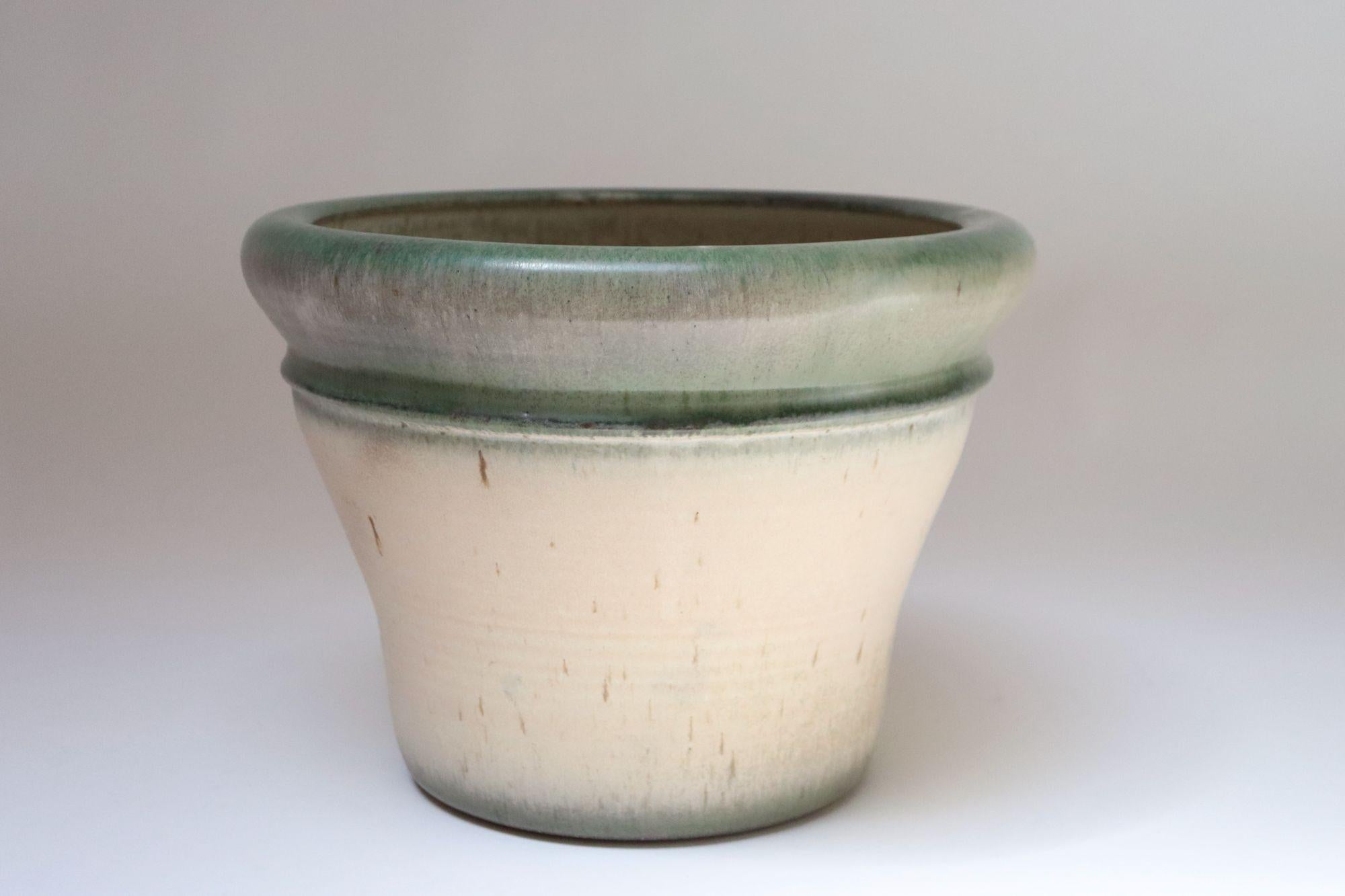 Großes Pflanzgefäß aus Studio-Keramik der Keramikerin Deanna Nichols (geb. 1942-2017, Missouri).
Mit einem BFA vom Kansas City Art Institute (1965) und einem MFA von der Claremont Graduate University in Kalifornien (1967) erhielt Nichols eine