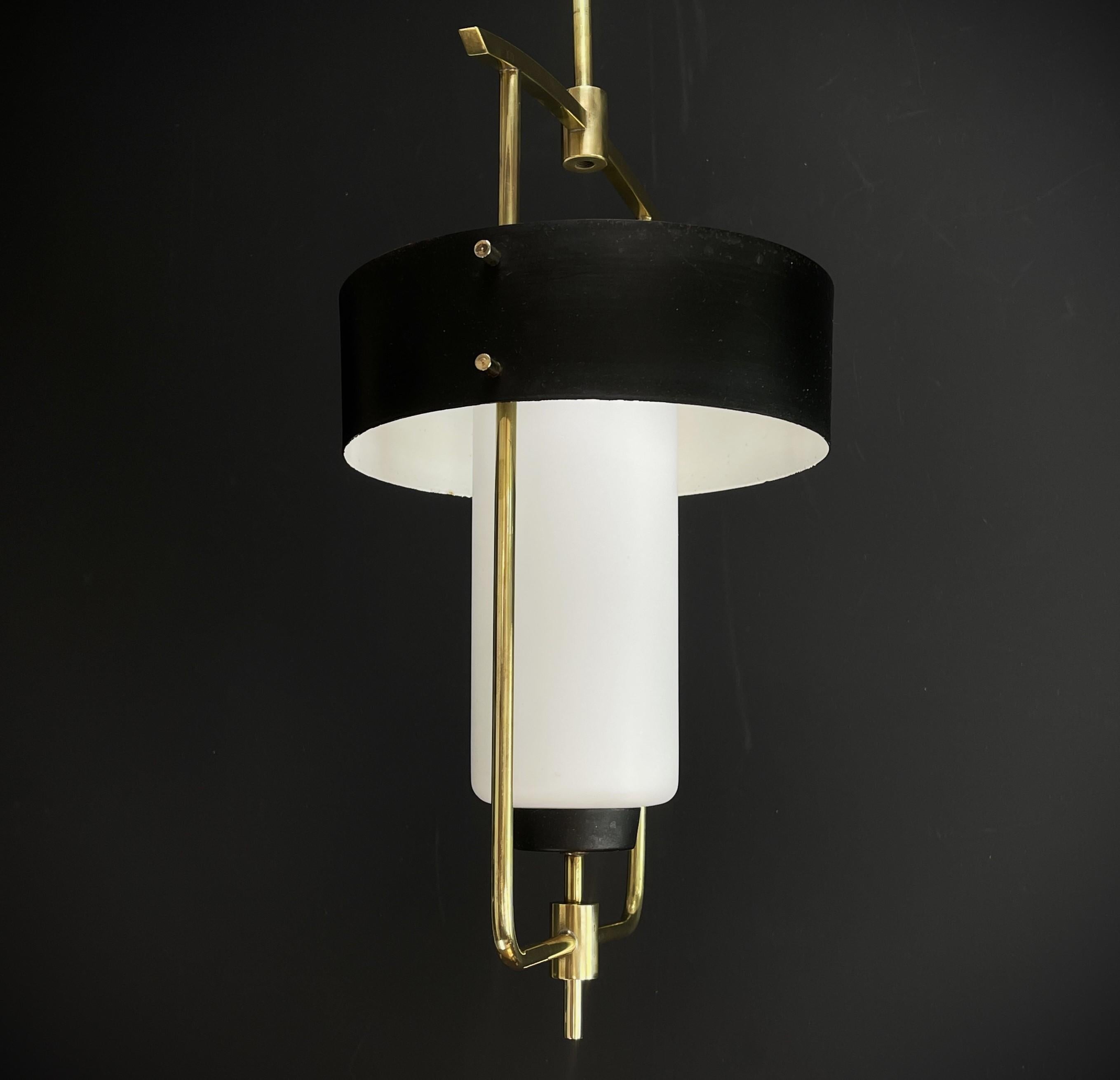 Lampada da soffitto MID-CENTURY Arlus Lampada vintage anni '50

Questa insolita lampada è un vero e proprio classico degli anni Cinquanta. Questa lampada ha un design straordinario e rappresenta un punto di forza per qualsiasi salotto dell'epoca