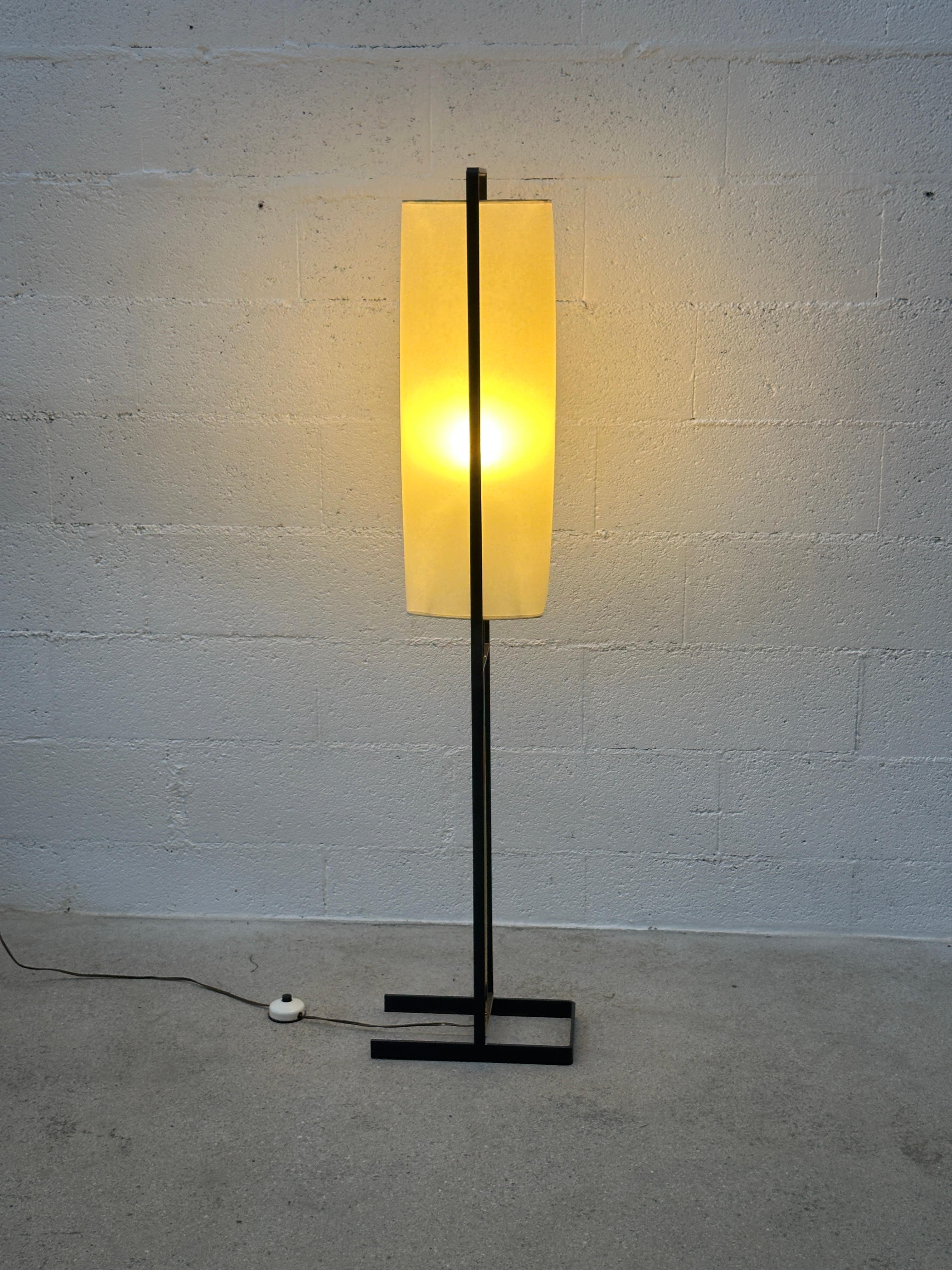 Diese erhabene Arlus-Stehleuchte ist eine Ikone des französischen Designs der 1950er Jahre. Durch die Kombination von minimalistischen Linien und Eleganz verkörpert dieses Stück perfekt die geometrische Ästhetik der Jahrhundertmitte.

Ihre schlichte
