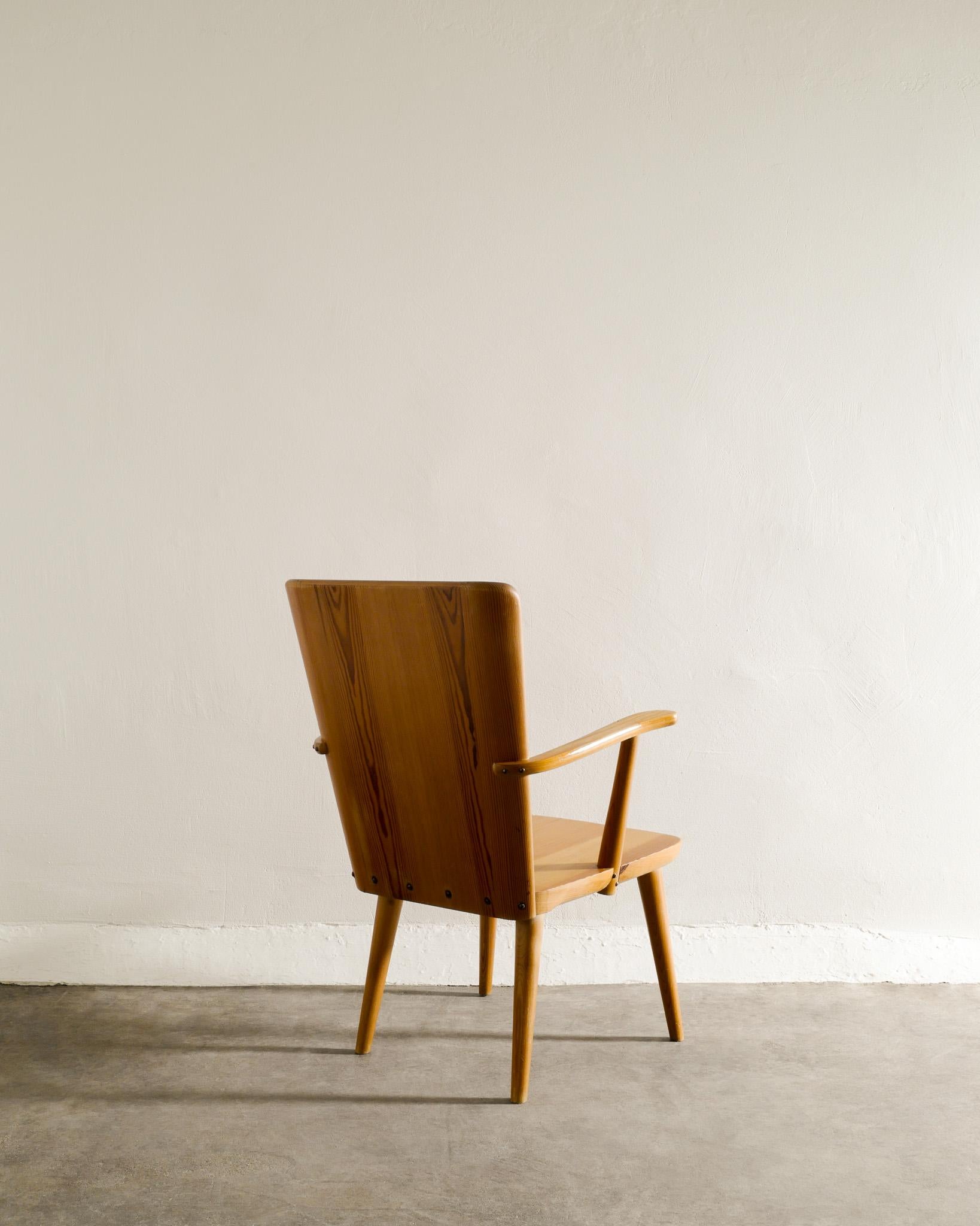 Rare fauteuil du milieu du siècle en pin teinté par Göran Malmvall produit par Svensk Fur, années 1940. En bon état d'origine. 

Dimensions : H : 86 cm / 34