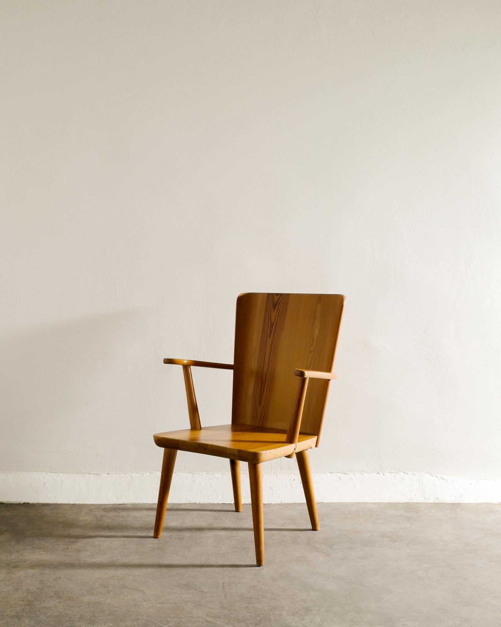 Scandinavian Modern Mid Century Arm Chair in Pine by Göran Malmvall Produced by Svensk Fur, 1940s For Sale