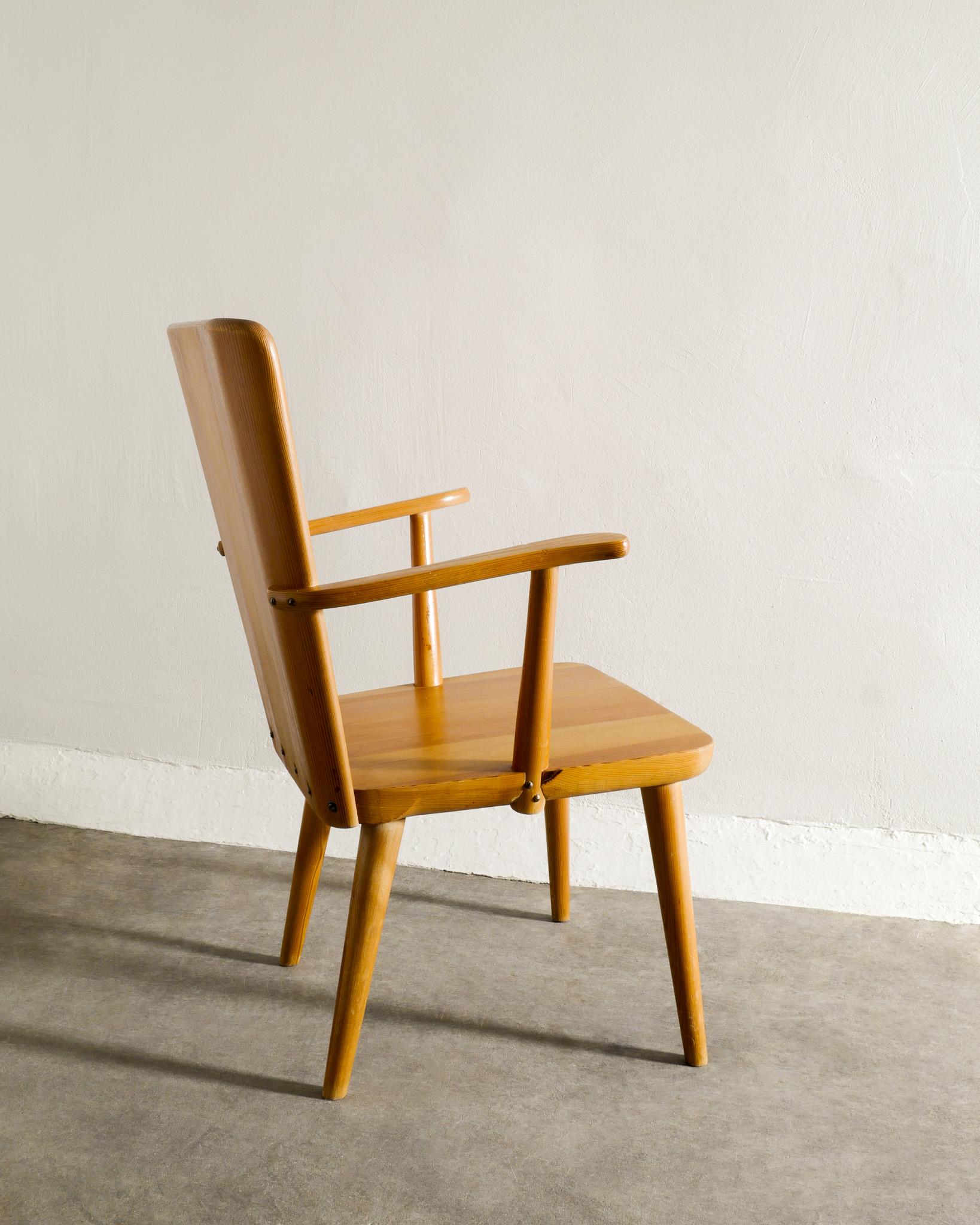 Mid Century Arm Chair in Pine by Göran Malmvall Produced by Svensk Fur, 1940s For Sale 2