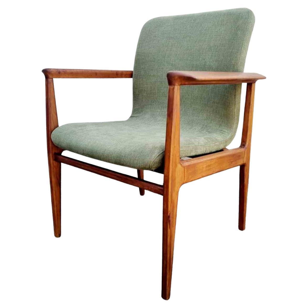 Mid century modern armchair made by Anonima Castelli in the 60s.
Armchair in solid beech.
It was reupholstored

Produced by Anonima Castelli in about 1960, see label in photo.

Excellent condition, fully restored and reupholstored with new fabric.