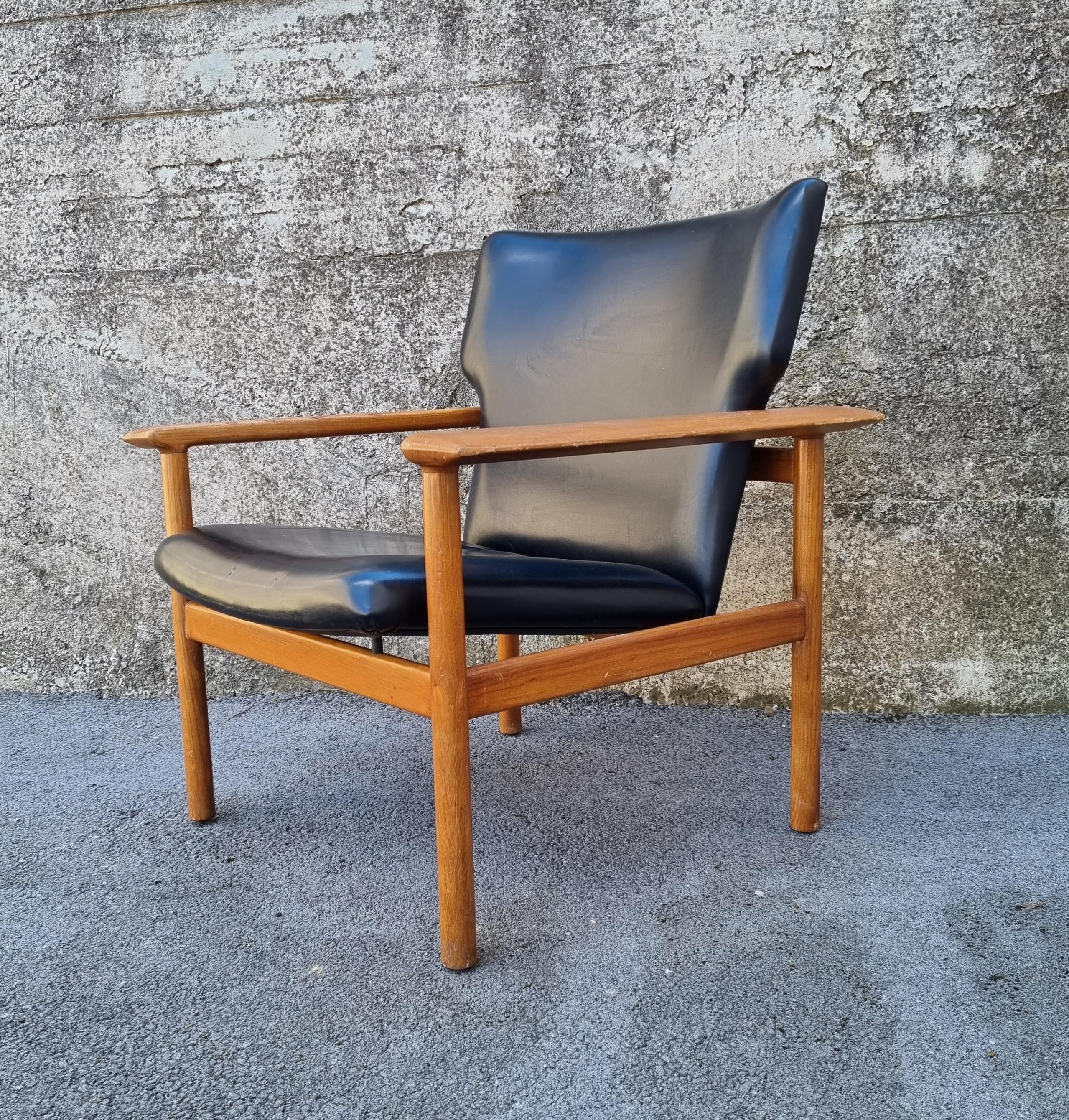 midcentury Italian Leather Armchair designed by Charles F.Joosten and Carlo Zacconi for Framar in the 60s
Very stylish piece of midcentury era.