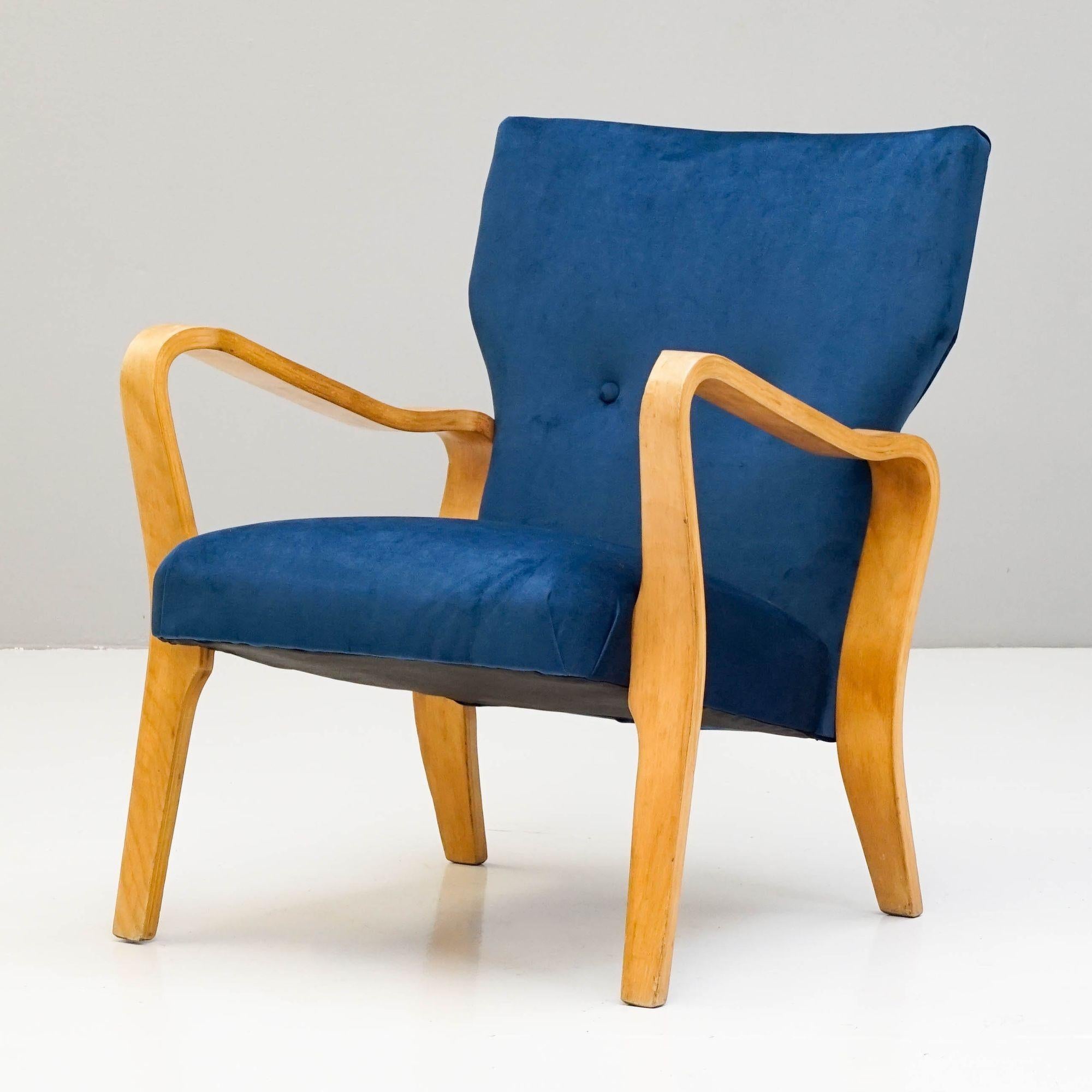 Fauteuil en contreplaqué cintré par Eric Lyons. Récupéré dans du velours bleu. Décapé et poli.