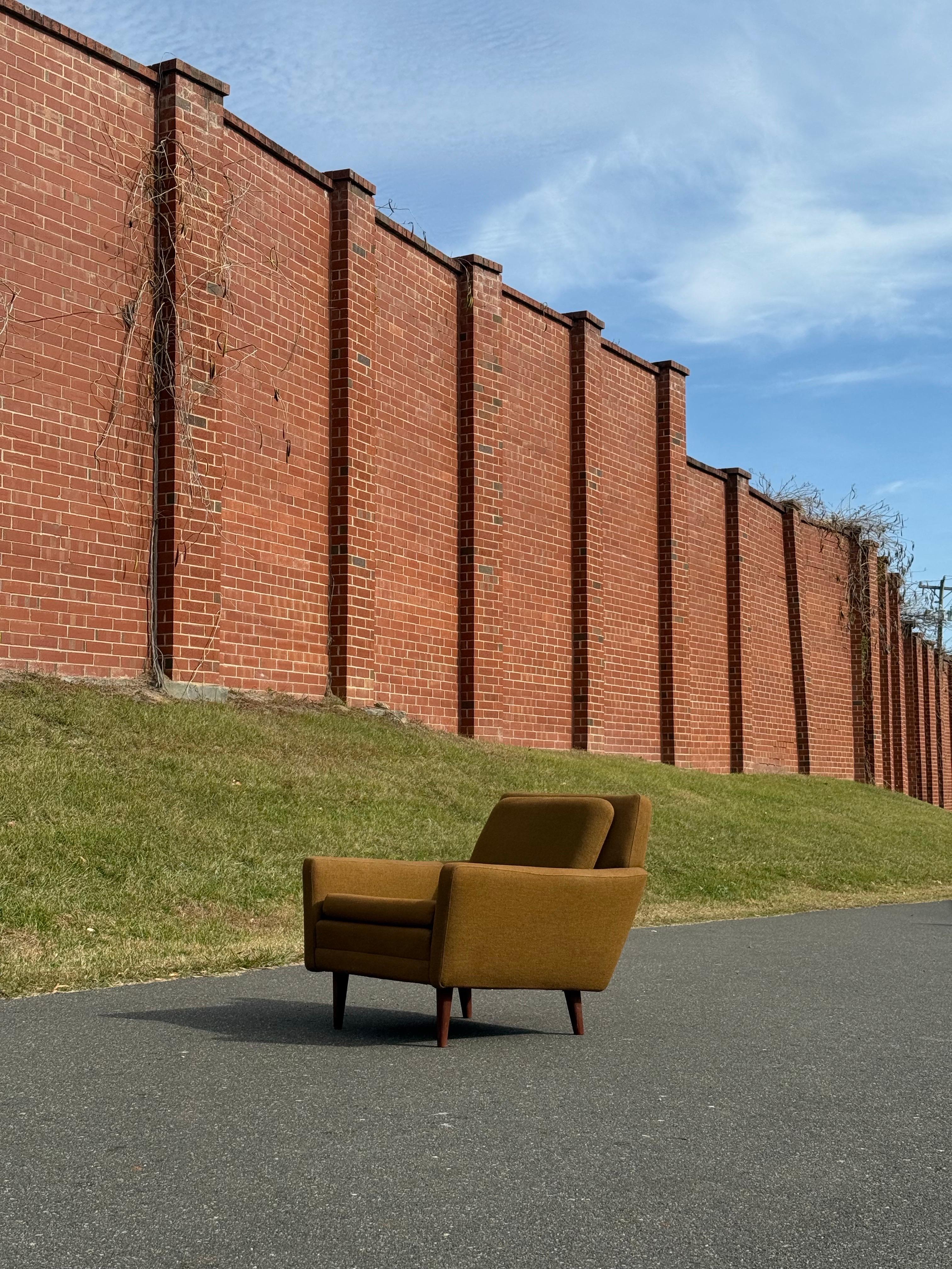 Sillón de mediados de siglo diseñado por Folke Ohlsson para Dux, hacia la década de 1960. Líneas clásicas de mediados de siglo y perfil cuadrado. Esta pieza se ve muy bien desde todos los ángulos. Fantásticos reposabrazos y sentado sobre cuatro