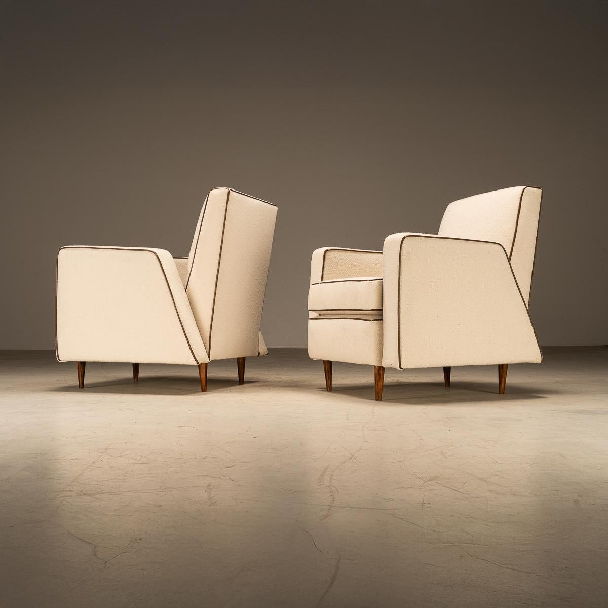 Poltrona di metà secolo di Giuseppe Scapinelli in Bouclé e finiture in pelle, Brasile, anni '60

Questa elegante poltrona di metà secolo del rinomato designer brasiliano Giuseppe Scapinelli è un esempio senza tempo di design modernista degli anni