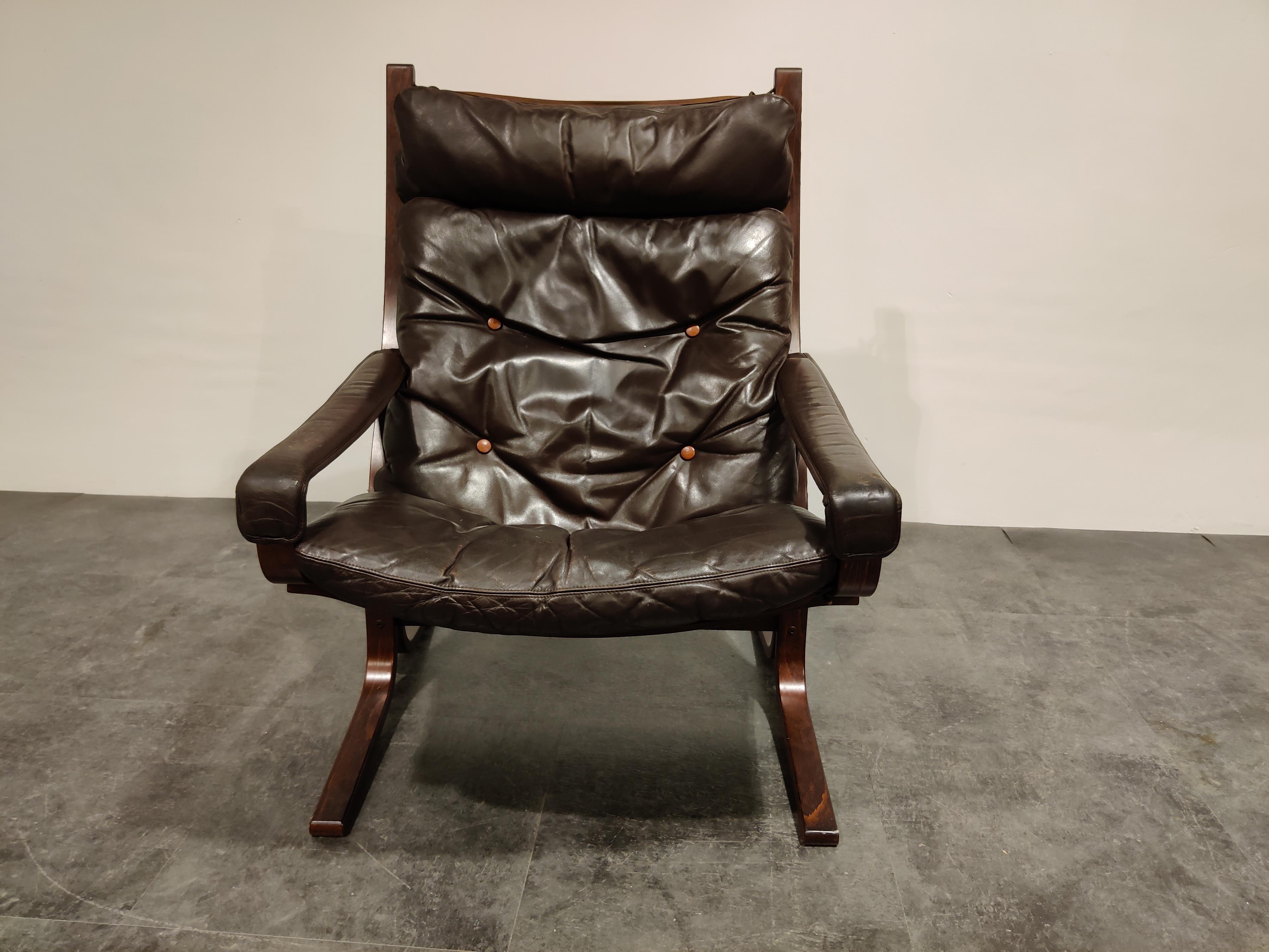 Vintage dark brown leather siesta chair designed by Ingmar Relling for Westnofa.

This very comfortable chair consists of brown leather cushions on a beautiful rosewood frame.

Right patina

1970s, Norway.

Perfect