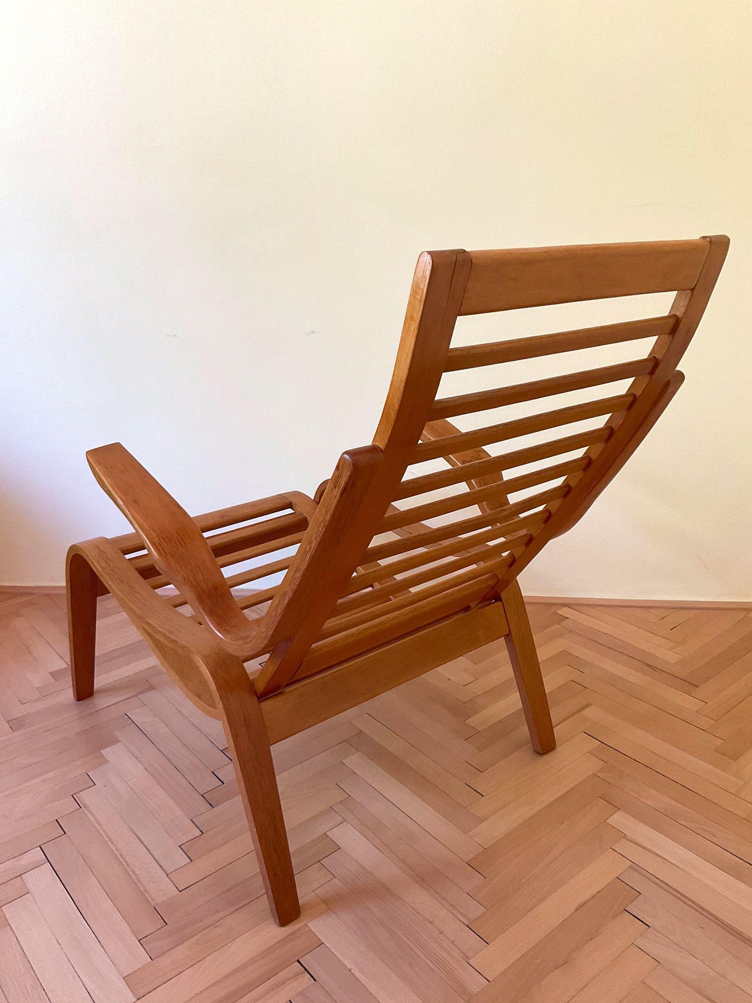 This beautiful armchair made of beech bentwood by Jan Vanek is one of his rarer models.
Ideal wellness and relaxation chair.
The armchair has been completely restored. We have another piece on request.
