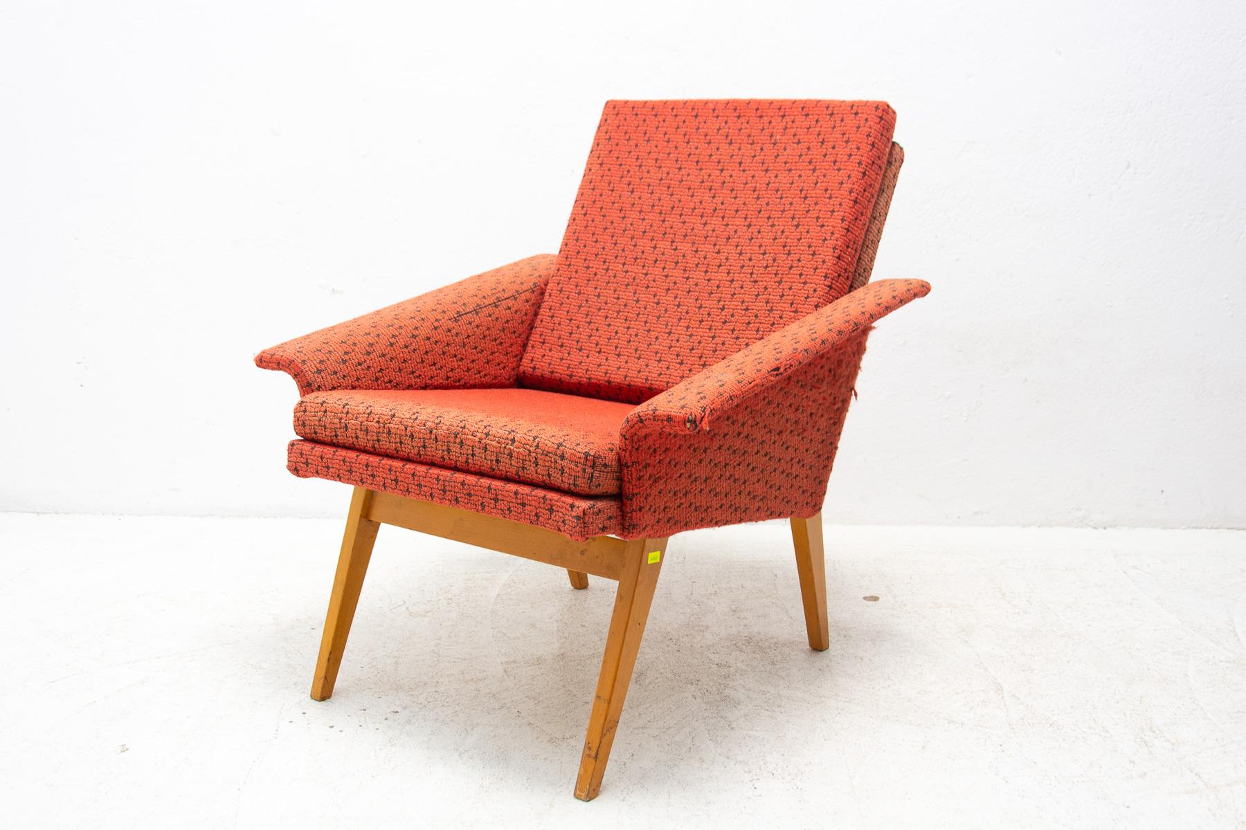 Ce fauteuil de salon a été conçu par Jaroslav Šmídek et fabriqué dans l'ancienne Tchécoslovaquie dans les années 1960. Il est tapissé de tissu, la structure est en bois de hêtre.

En bon état de structure, la tapisserie montre des signes d'âge et