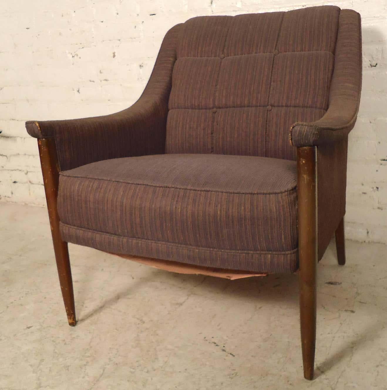 Vintage lounge chair with dramatic swooping arms and tapered wood legs. Great comfort and design by Kroehler.

(Please confirm item location NY or NJ with dealer).
  