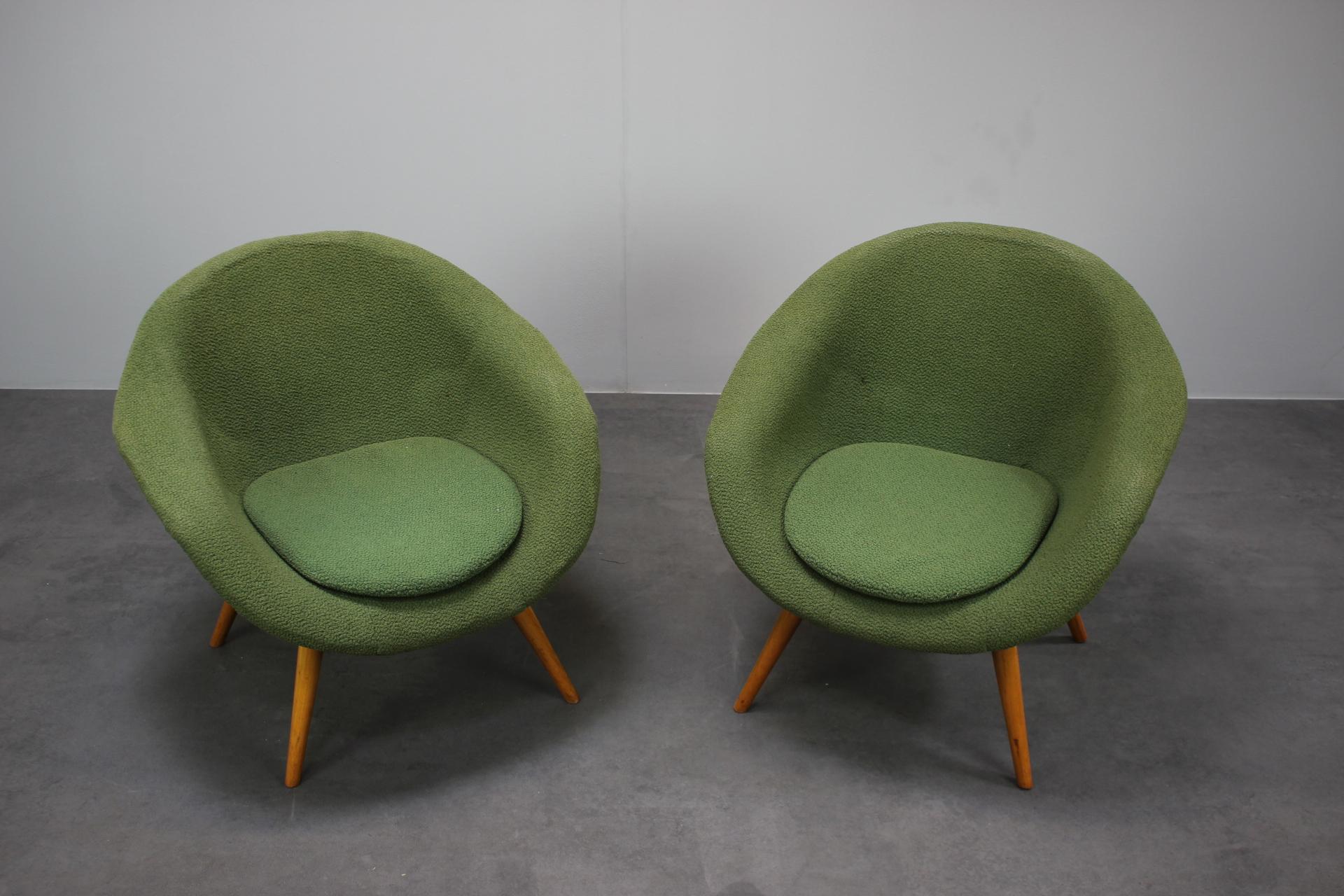 - Set di 2 poltrone di metà secolo di Miroslav Navrátil per  Tatra Pravenec, anni '50, Cecoslovacchia,
- in Wood e Fabrice,
- L'altezza della seduta delle poltrone è di 37 cm,
- presenta segni di usura e di età (graffi, etc.),
- in buone condizioni