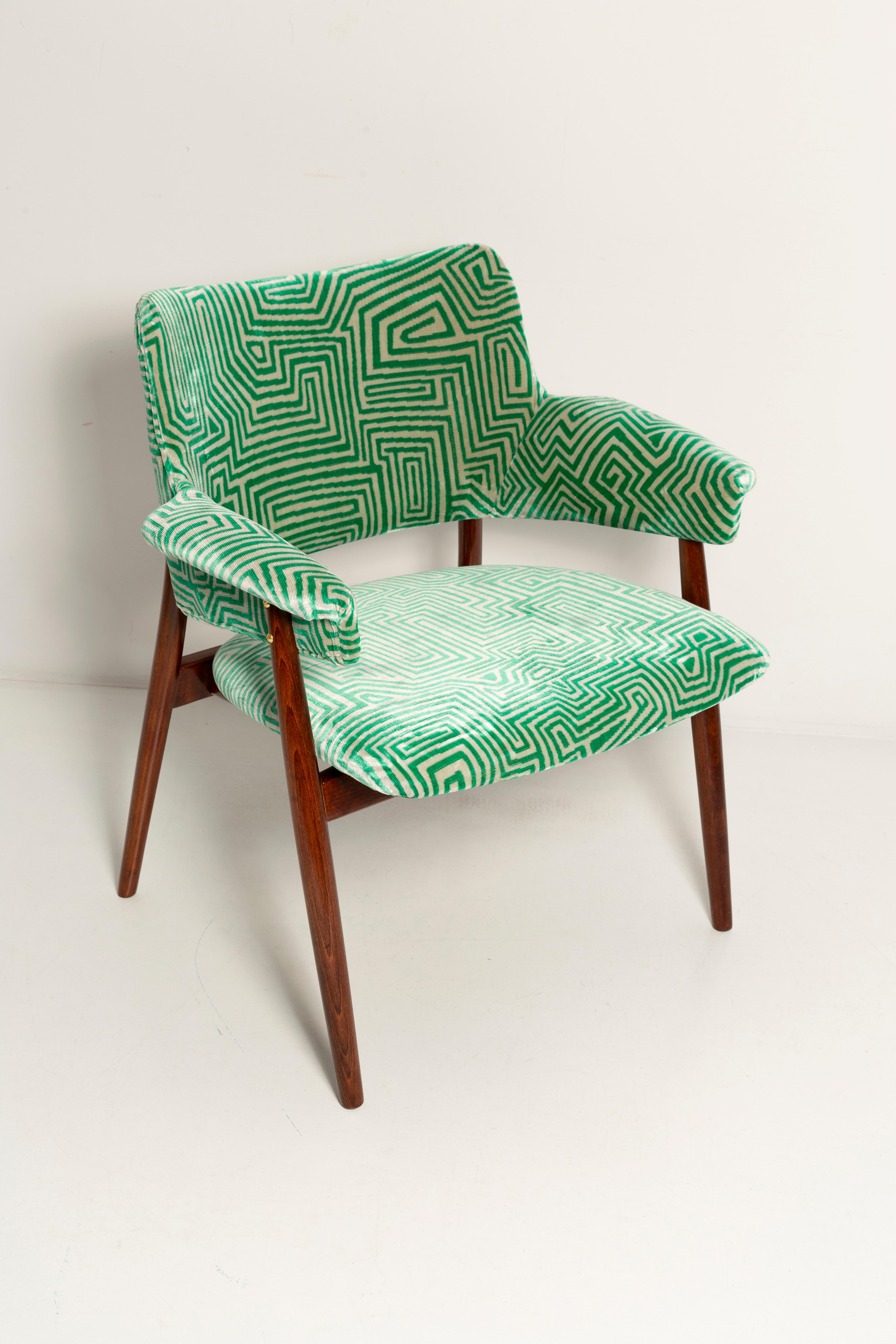 Poltrona Club B-6148 della Fabbrica di Mobili Curvi di Radomsko 
Progettato e prodotto negli anni '60 in Polonia. 

Forma senza tempo ed ergonomia confortevole. La linea dello schienale e dei braccioli indica chiaramente i modelli ripresi dalla