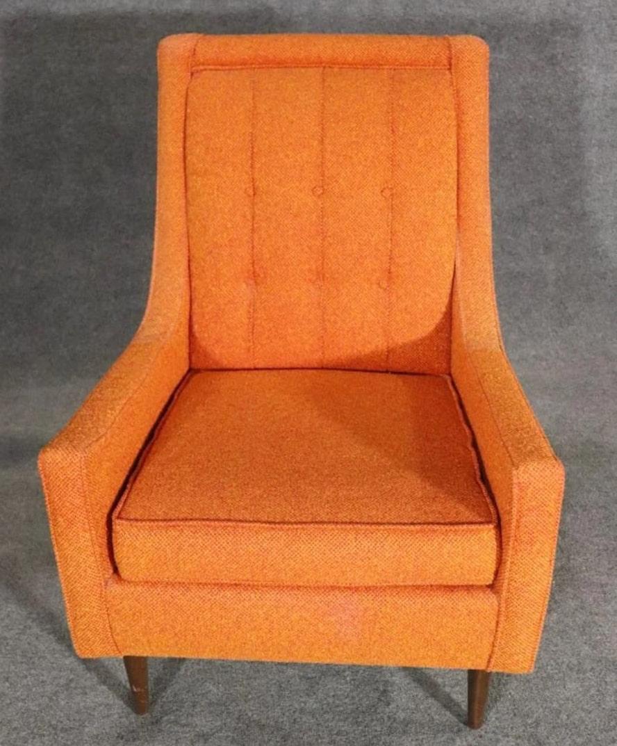 Schöner moderner Sessel aus der Mitte des Jahrhunderts mit getufteter Rückenlehne und konischen Holzbeinen.
Bitte bestätigen Sie den Standort NY oder NJ