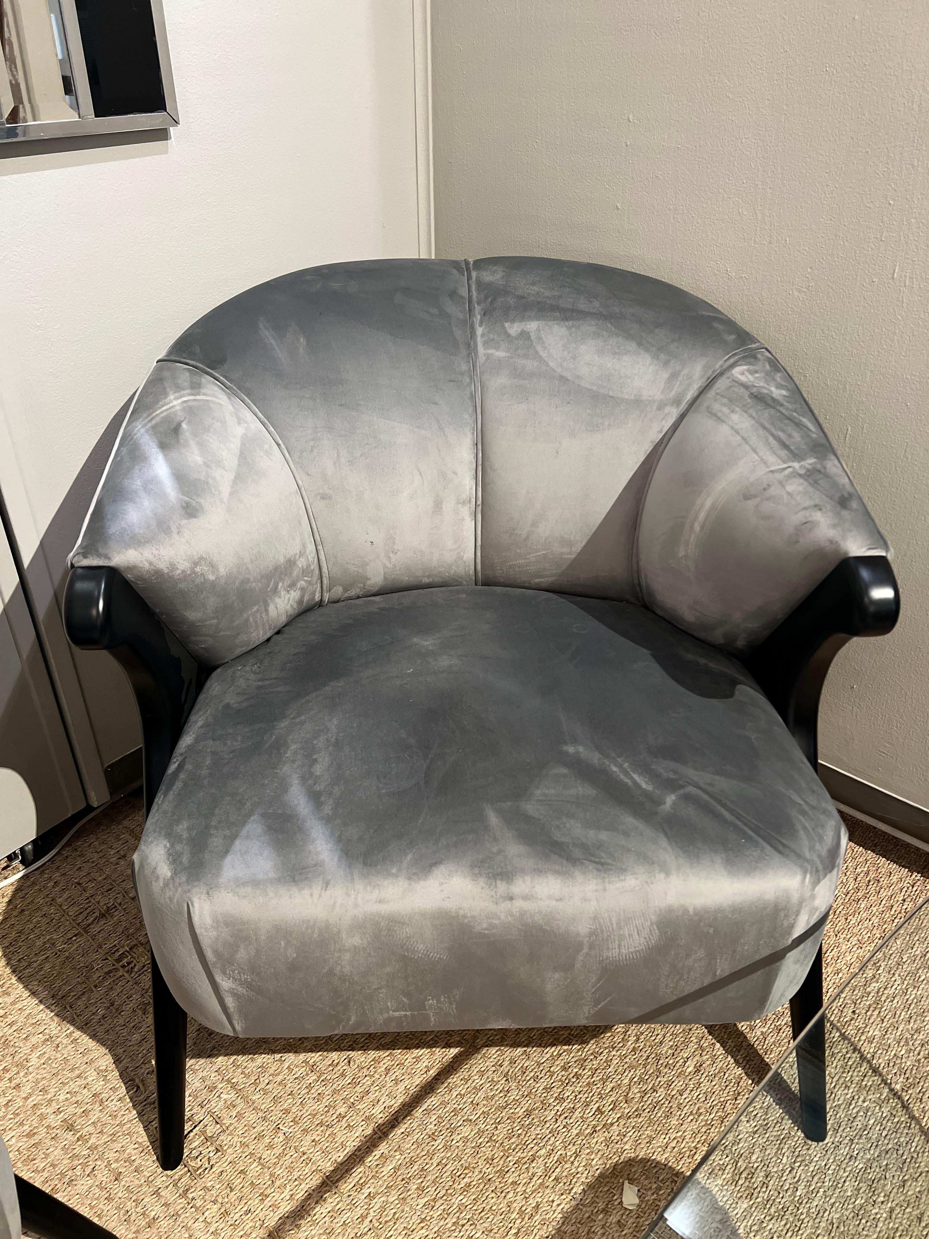 Fauteuil italien du milieu du siècle

Le fauteuil est fabriqué dans le style de l'artiste et designer italien Gio Ponti. Le fauteuil est fabriqué en bois de noyer ébonisé et retapissé de tissu gris velouté. Reposant sur 4 pattes allongées. Il est