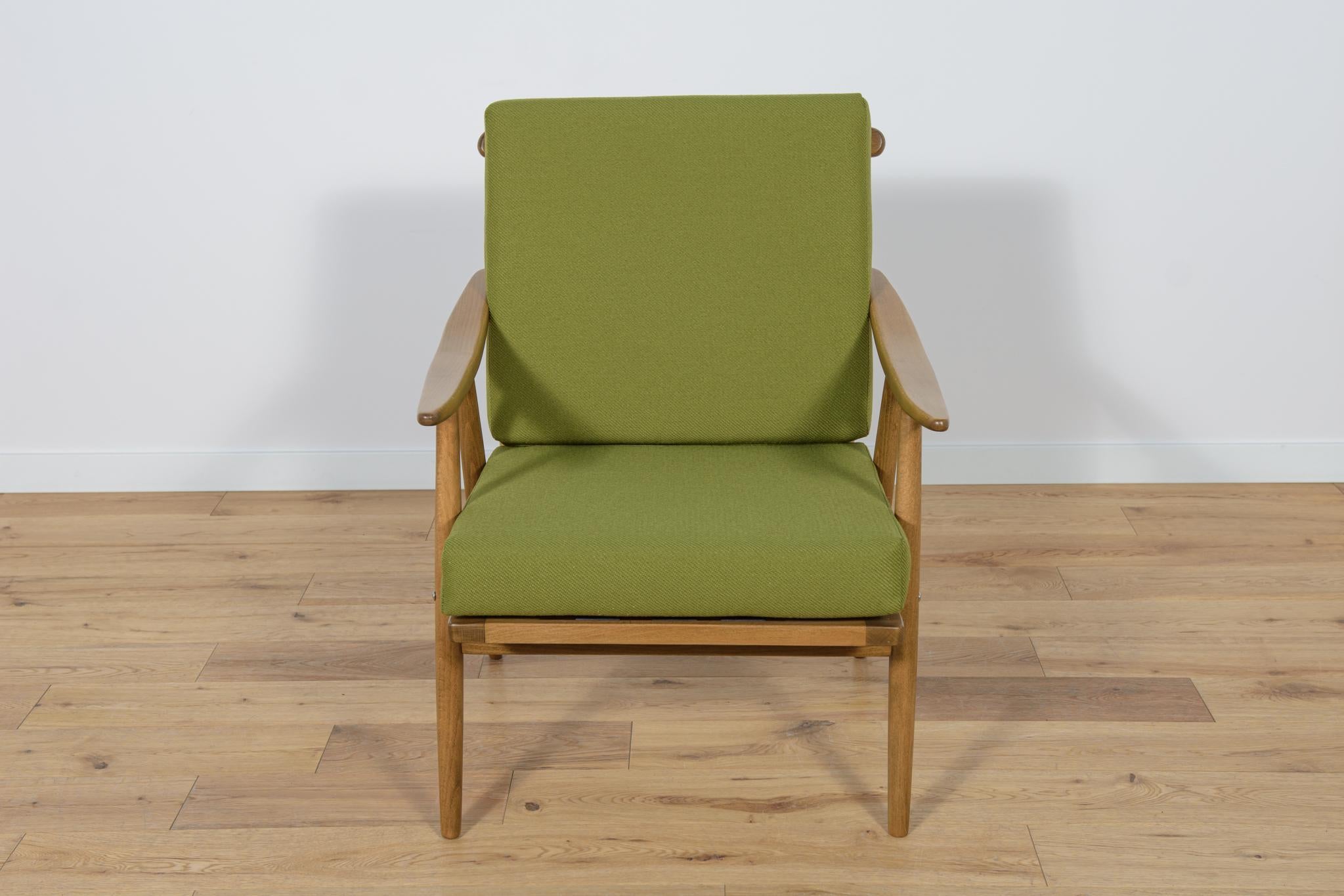Dieser Sessel wurde in den 1960er Jahren von der tschechoslowakischen Firma TON hergestellt. Die Buchenelemente wurden von der alten Oberfläche gereinigt und mit einer Nussbaumbeize gestrichen und mit einem starken seidenmatten Lack versehen. Die