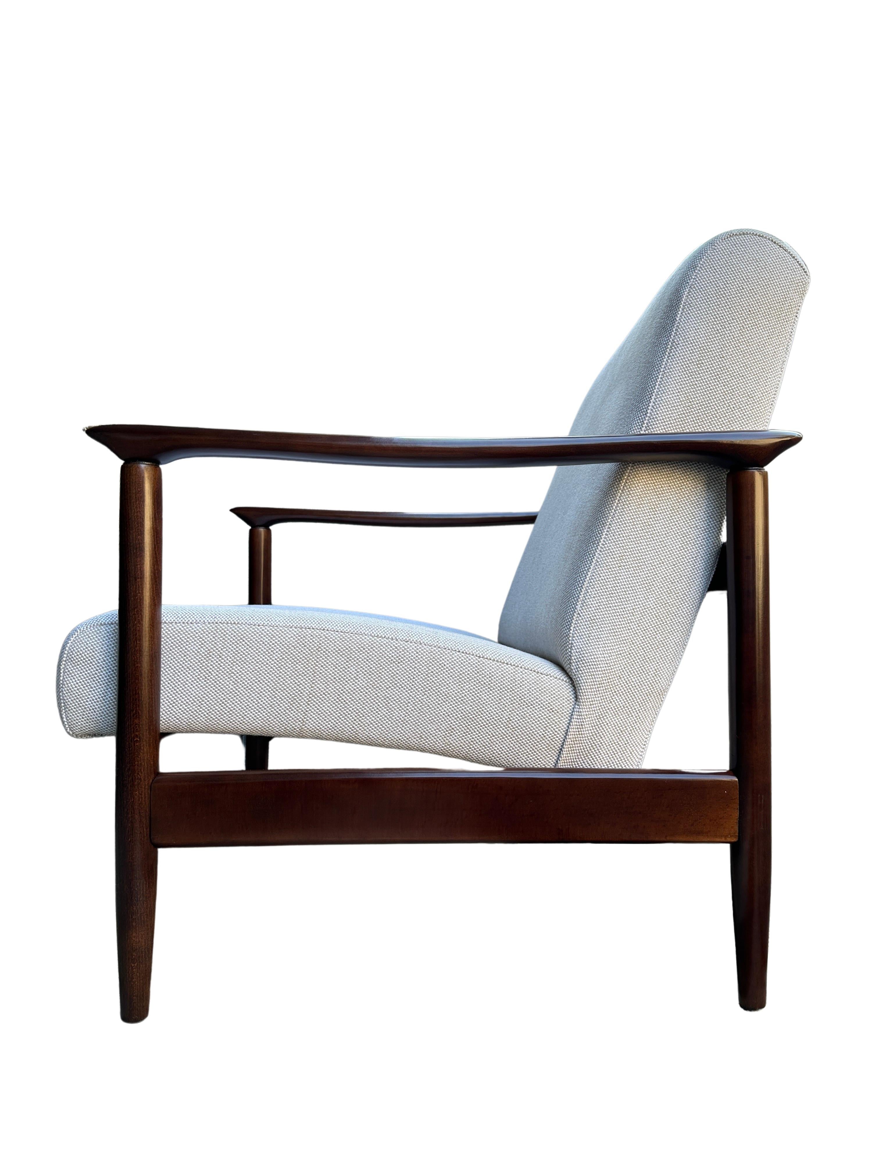 Polish Mid Century Armchair in Beige Linen, by Edmund Homa, 1960s For Sale
