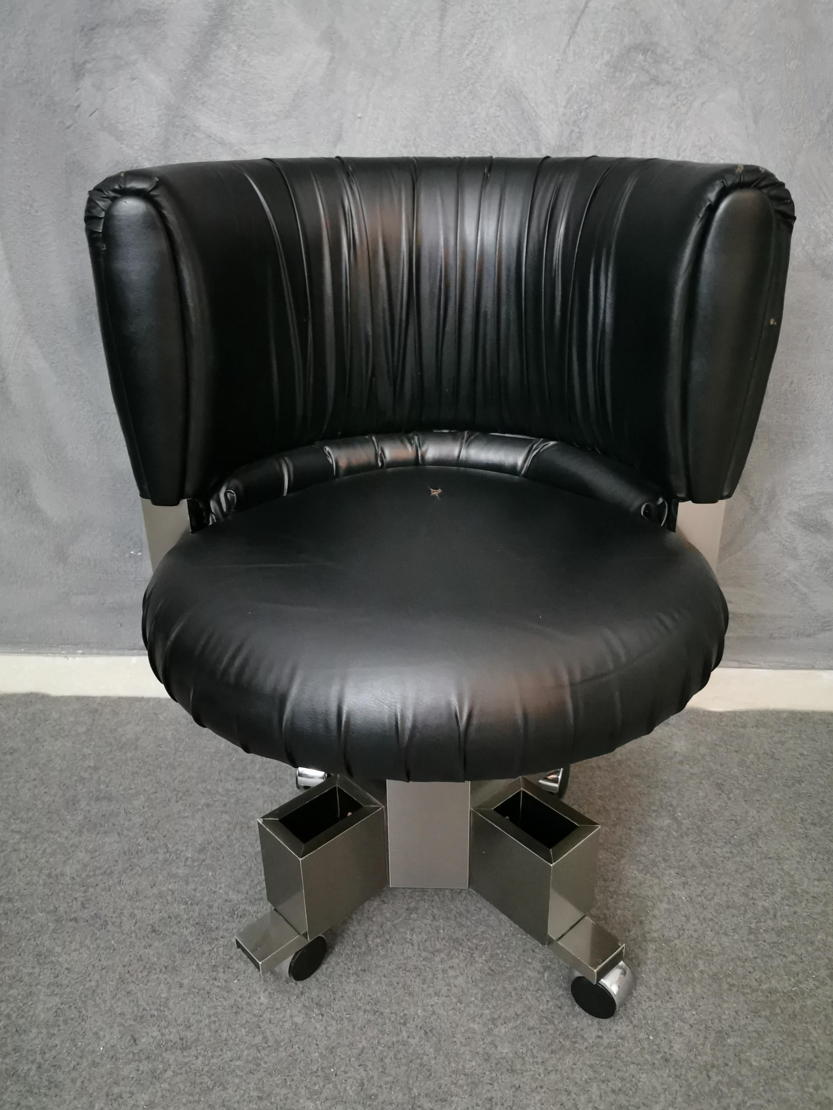 curved armchair in the style of Willy Rizzo adaptable in the office and in elegant environments with black leather seat and back, it has a anodized aluminum band on the back. The feet are in anodized aluminum with a hexagonal shape. Italian