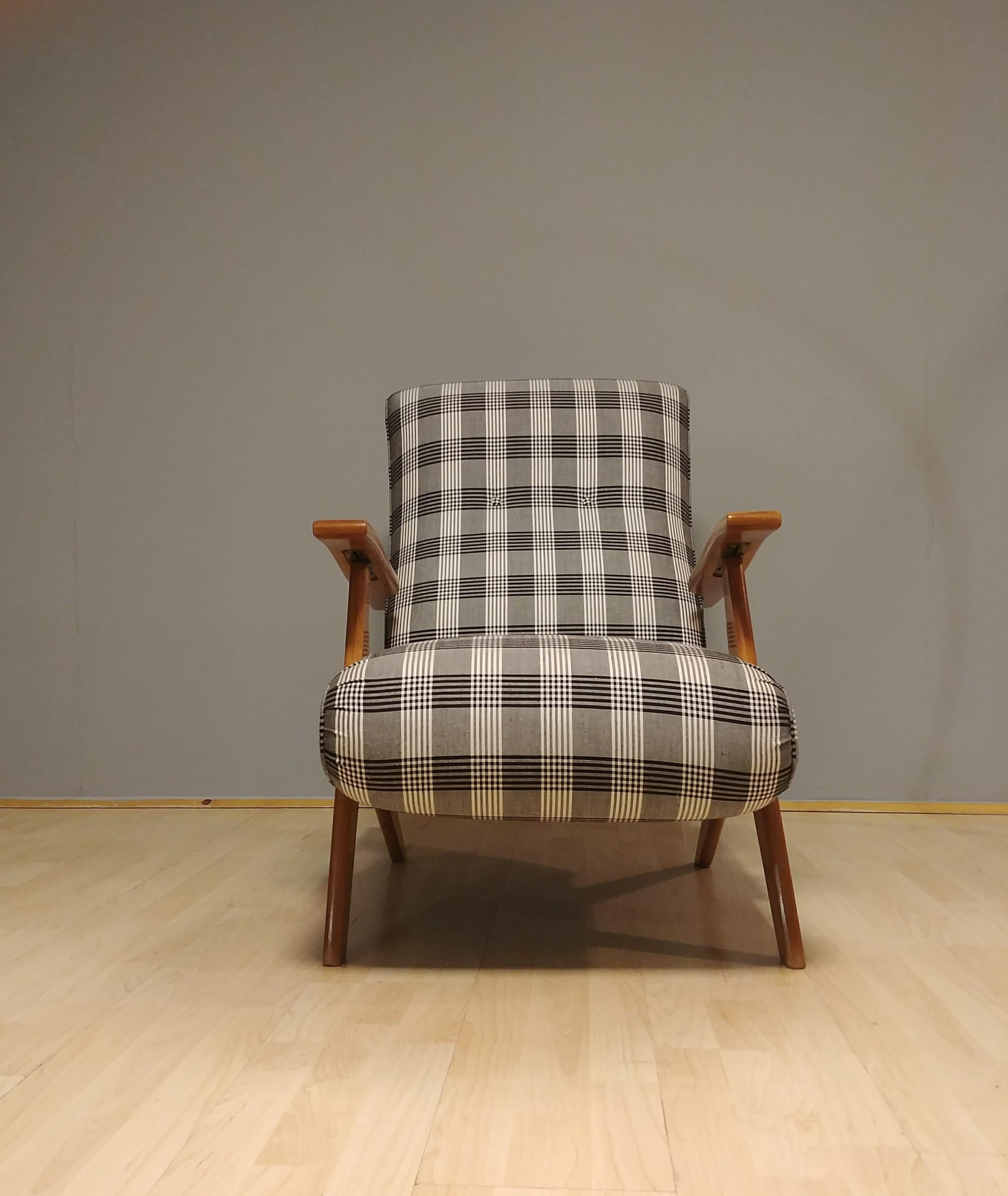 Particular reclining armchair in gray and white striped fabric with wooden structure. Italian production of the 1960s. Unknown designer.