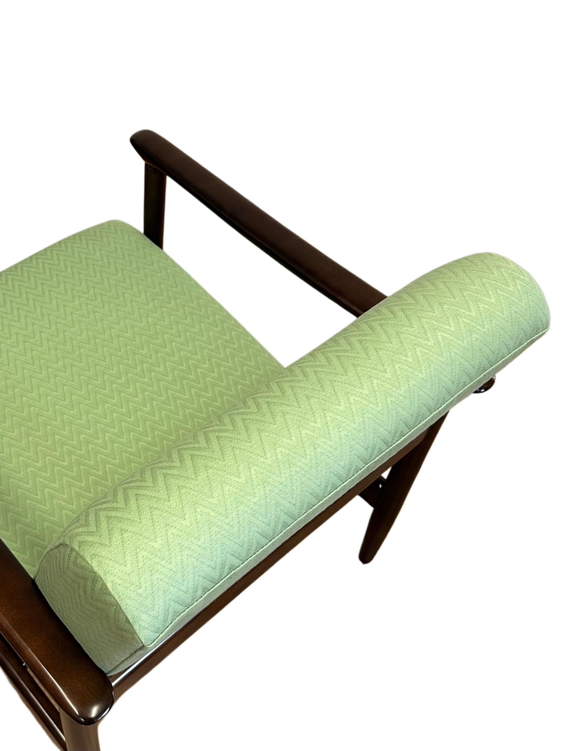 Mid Century Armchair in Green Missoni Upholstery, by Edmund Homa, 1960s In Excellent Condition For Sale In WARSZAWA, 14