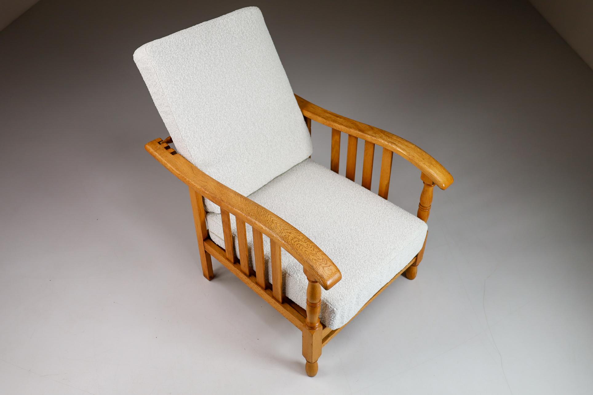 Sessel aus der Mitte des Jahrhunderts aus Eiche und neu gepolstertem Stoff, Frankreich 1950er Jahre (Mitte des 20. Jahrhunderts) im Angebot