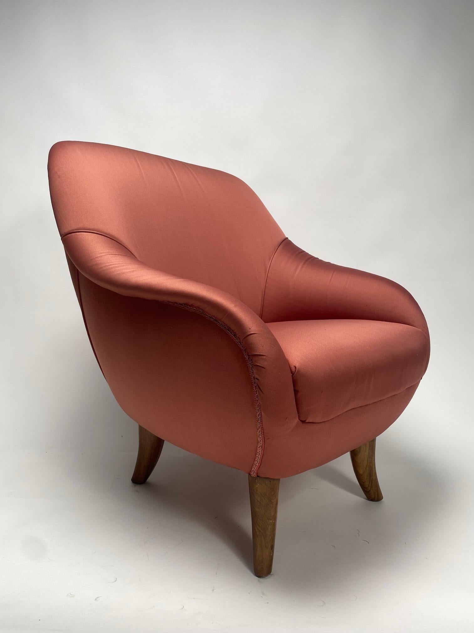 Raro y hermoso sillón italiano de satén rosa, al estilo del famoso diseñador y arquitecto italiano Gio Ponti, Italia, años 50.
Es una obra con estilo, muy elegante, que amueblará con gusto el espacio de tu casa