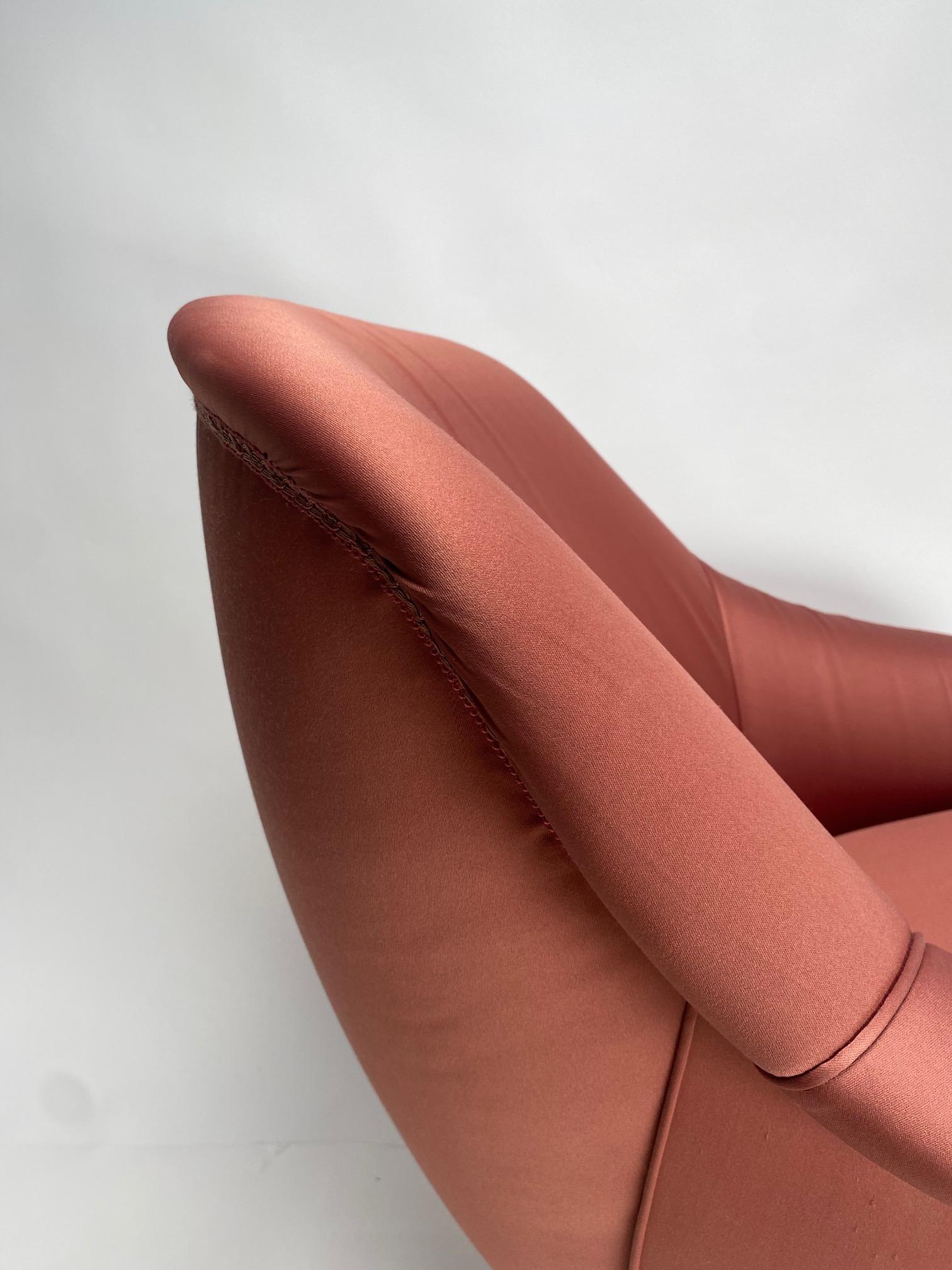 Sillón de mediados de siglo en satén rosa, estilo Gio Ponti, Italia, años 50 Italiano en venta