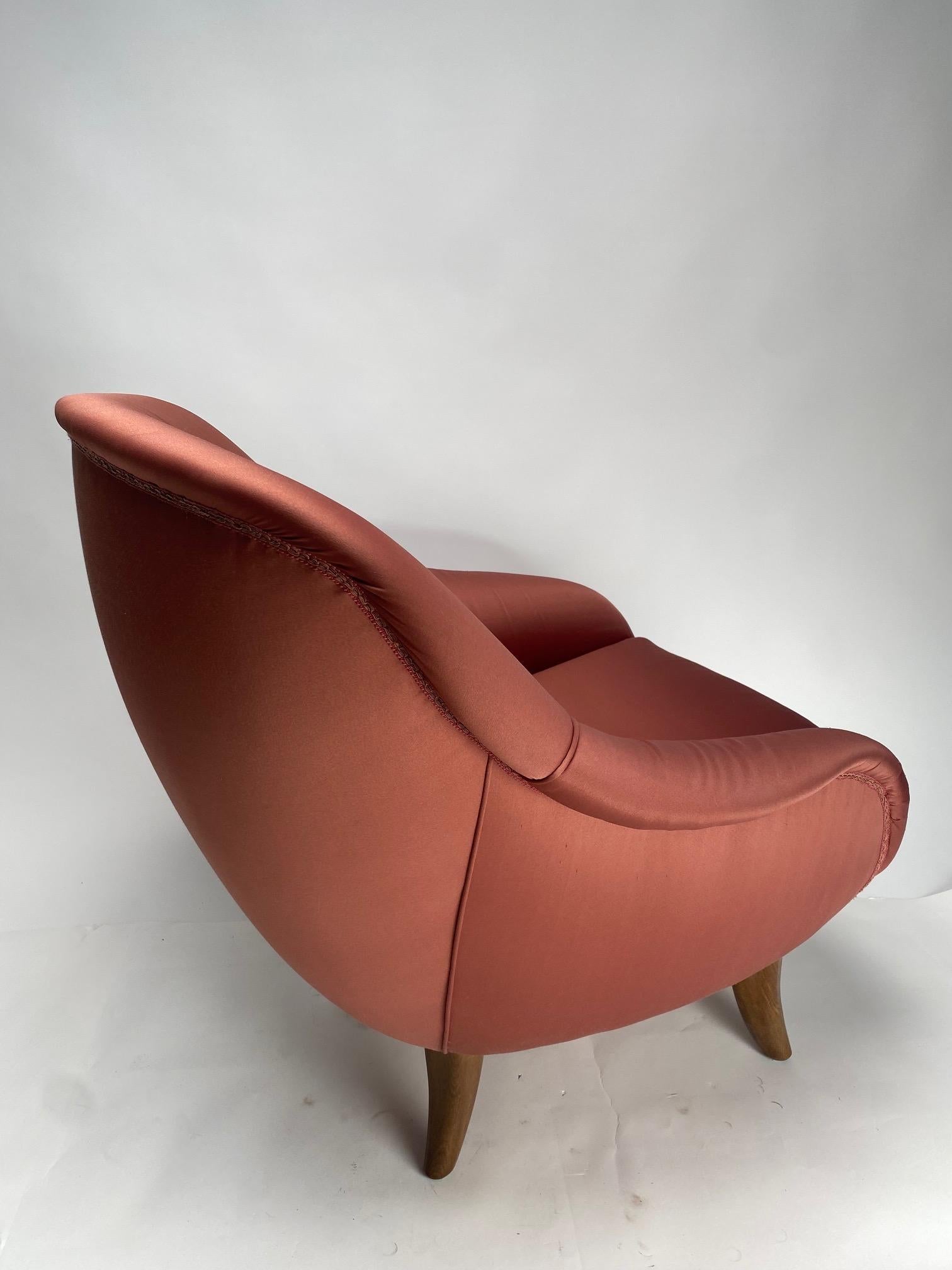 Sillón de mediados de siglo en satén rosa, estilo Gio Ponti, Italia, años 50 mediados del siglo XX en venta