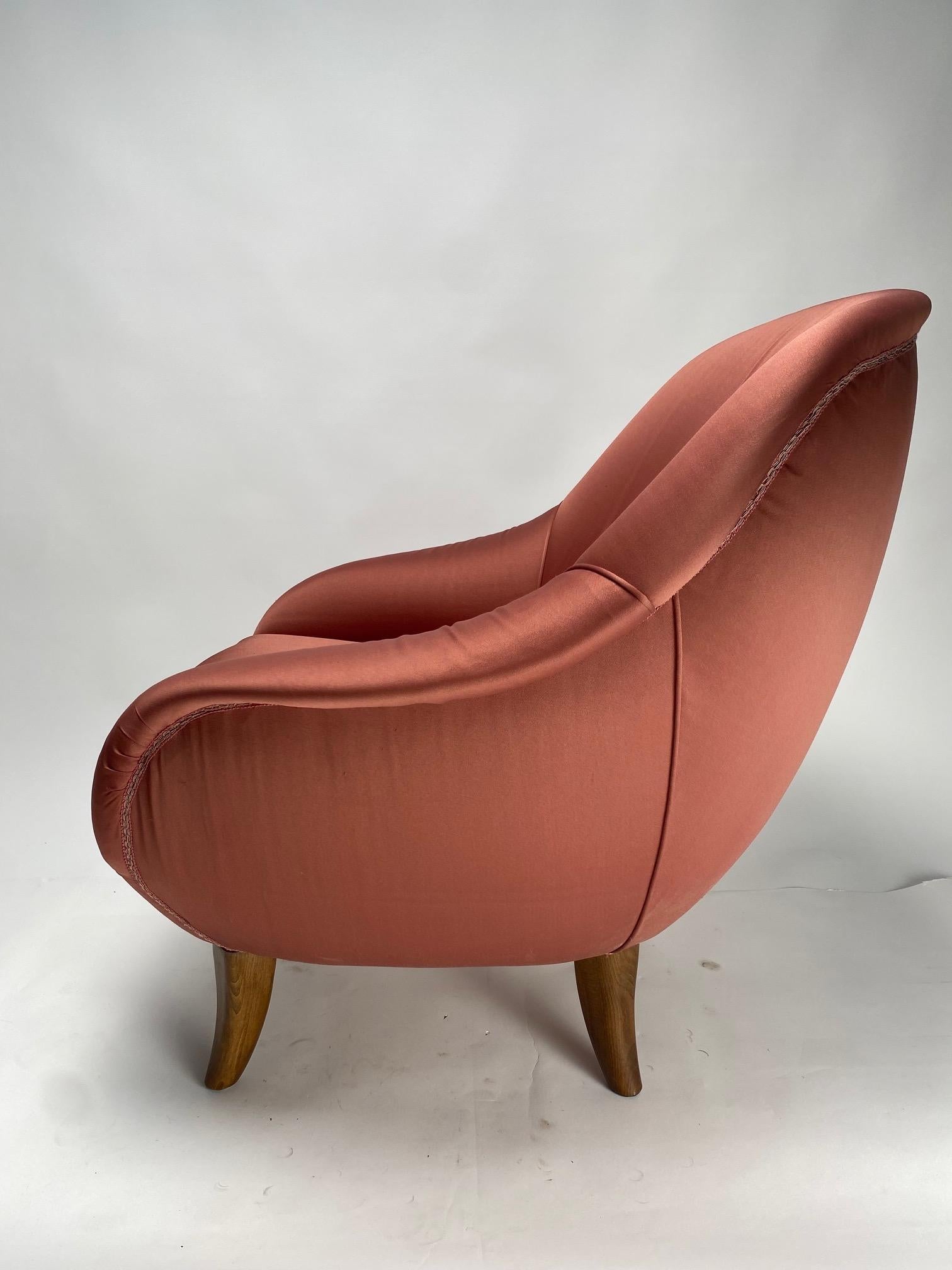 Sillón de mediados de siglo en satén rosa, estilo Gio Ponti, Italia, años 50 en venta 1