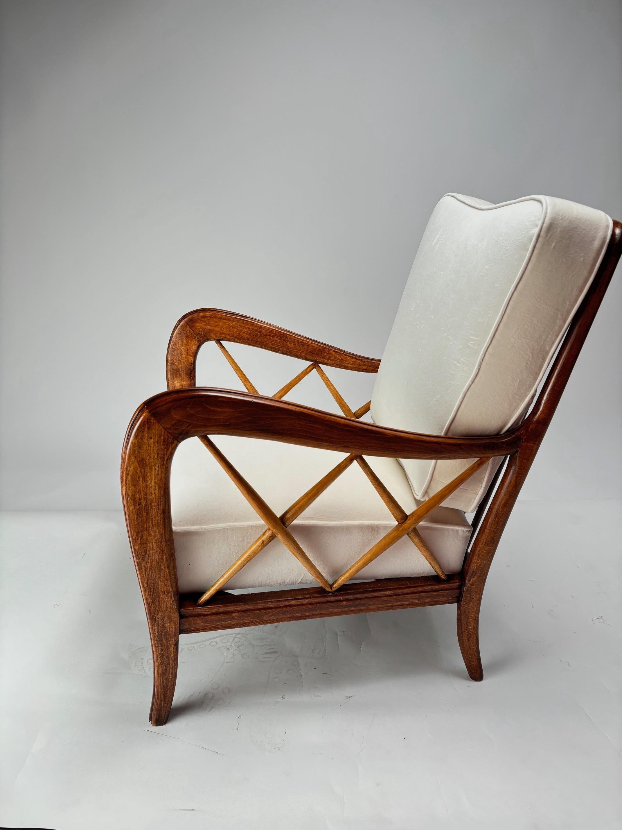 Mid-Century armchair in the style of Paolo Buffa, Italy

This is a very elegant pair of 1950s Italian armchair, polished solid wood structure and fabric cushions, an iconic and very refined shape that is well suited to different living contexts