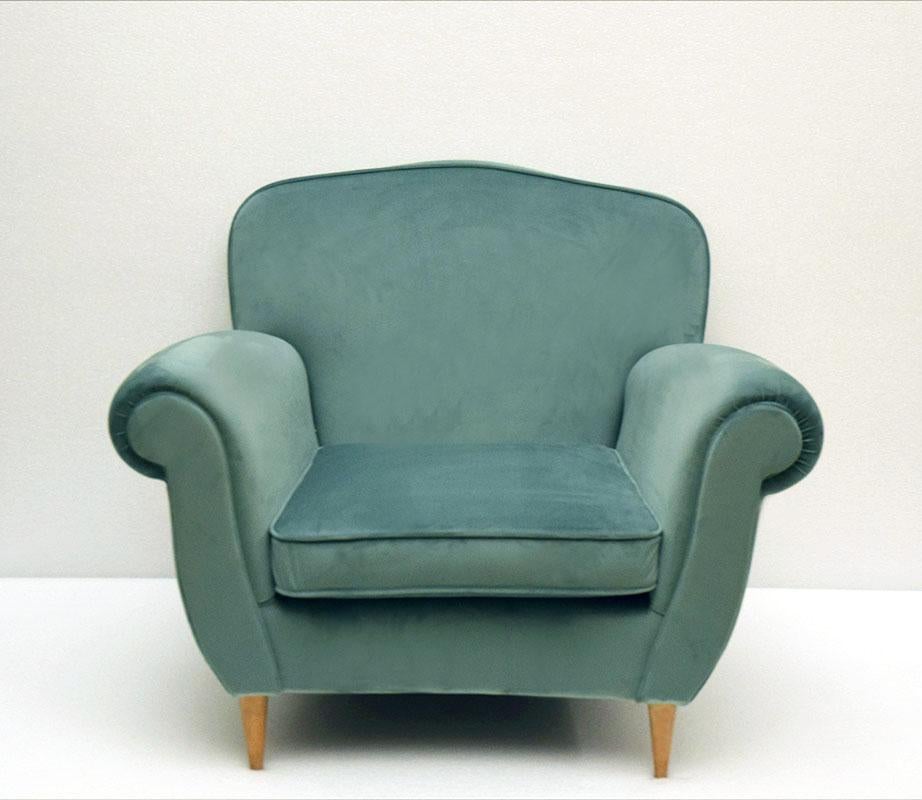 Large 1950s armchair attr. to Ico Parisi.
Armchair with large cushion, upholstered in water green velvet and conical ash feet.
Particular armrests and curved back.
Completely restored both in the fabric and in the padding
In perfect