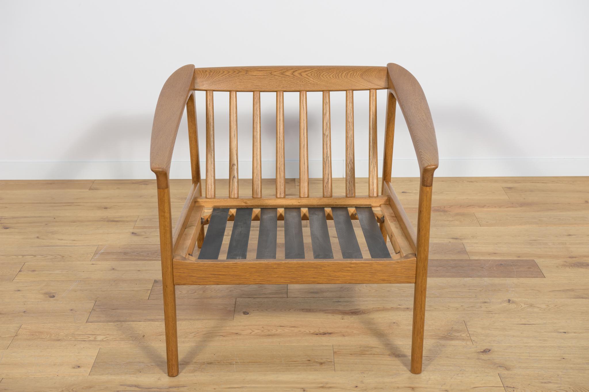 Fauteuil Monterey /5-161 conçu par Folke/One, produit par le fabricant suédois Bodafors en 1961. Le fauteuil est doté d'accoudoirs profilés, représentant un haut niveau d'artisanat, caractéristique du design scandinave. La structure du fauteuil est
