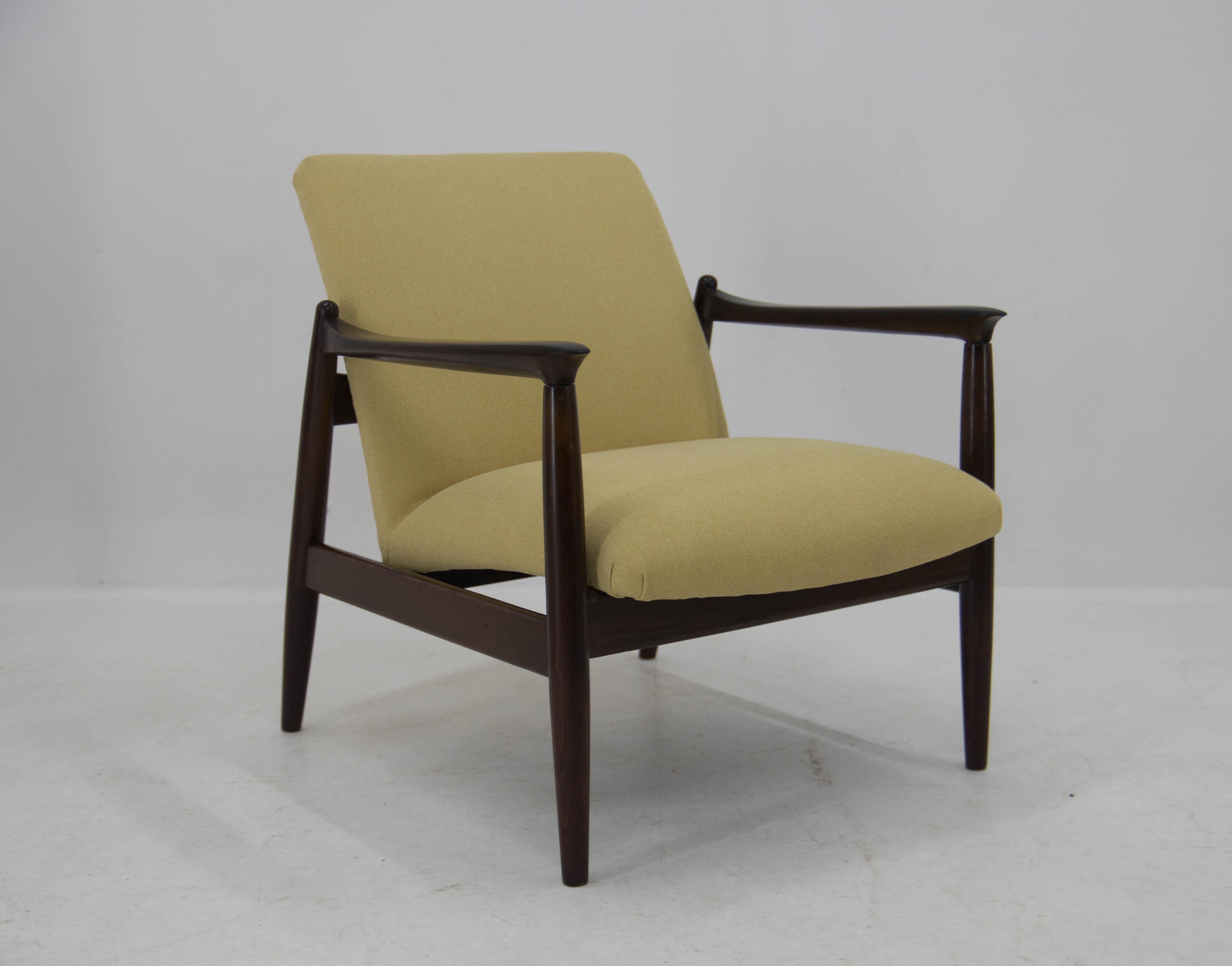 1960s Edmund Homa  model GFM 64 Beech Armchair, Restored In Good Condition For Sale In Praha, CZ