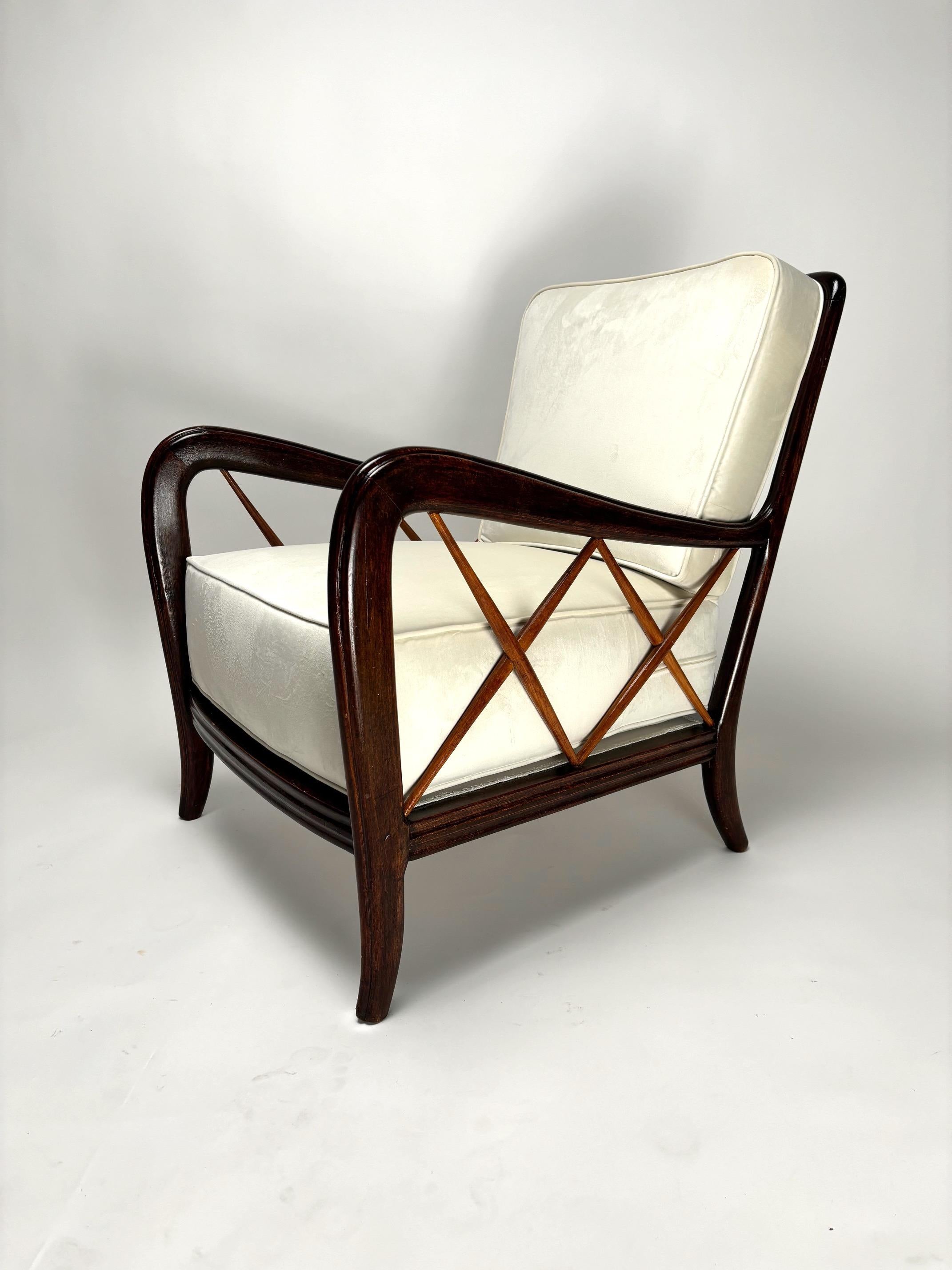 Sillón de mediados de siglo de estilo Paolo Buffa, Italia

Se trata de un par de sillones italianos de los años 50 muy elegantes, estructura de madera maciza pulida y cojines de tela, una forma icónica y muy refinada que se adapta bien a diferentes
